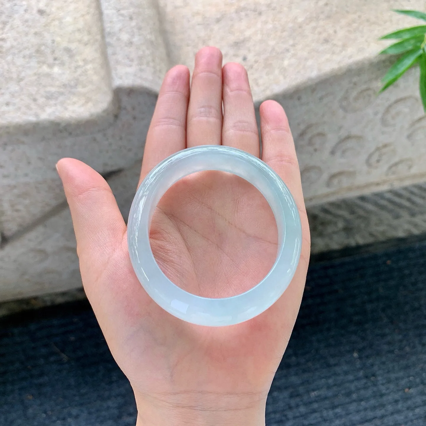 贵妃55 56
【圈口】56.3/48.9/12/8
【描述】冰糯底色，水润，种老，细腻，无纹裂！