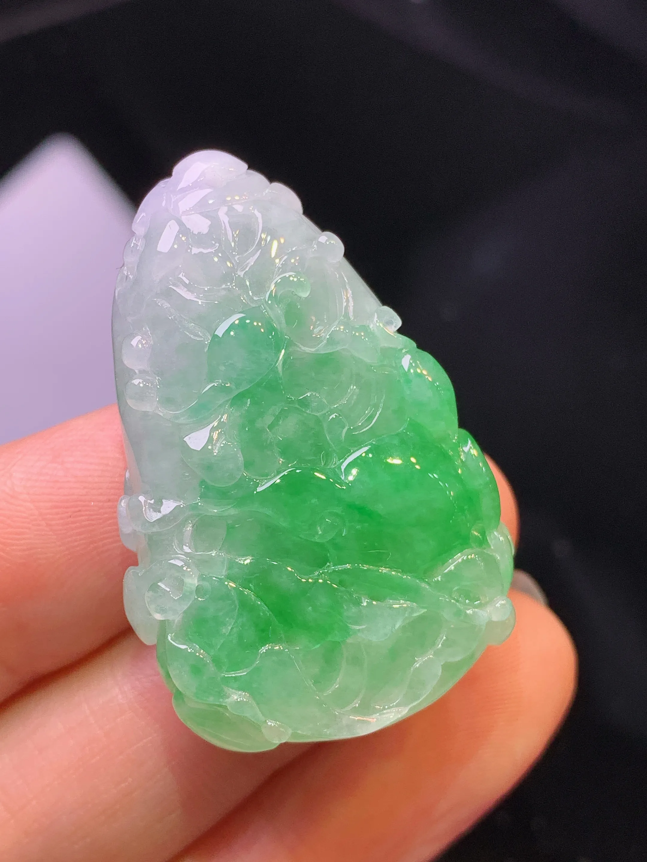 飘绿雕花花件吊坠 玉质细腻 色泽艳丽清新 整体尺寸36.8*24.2*10.5