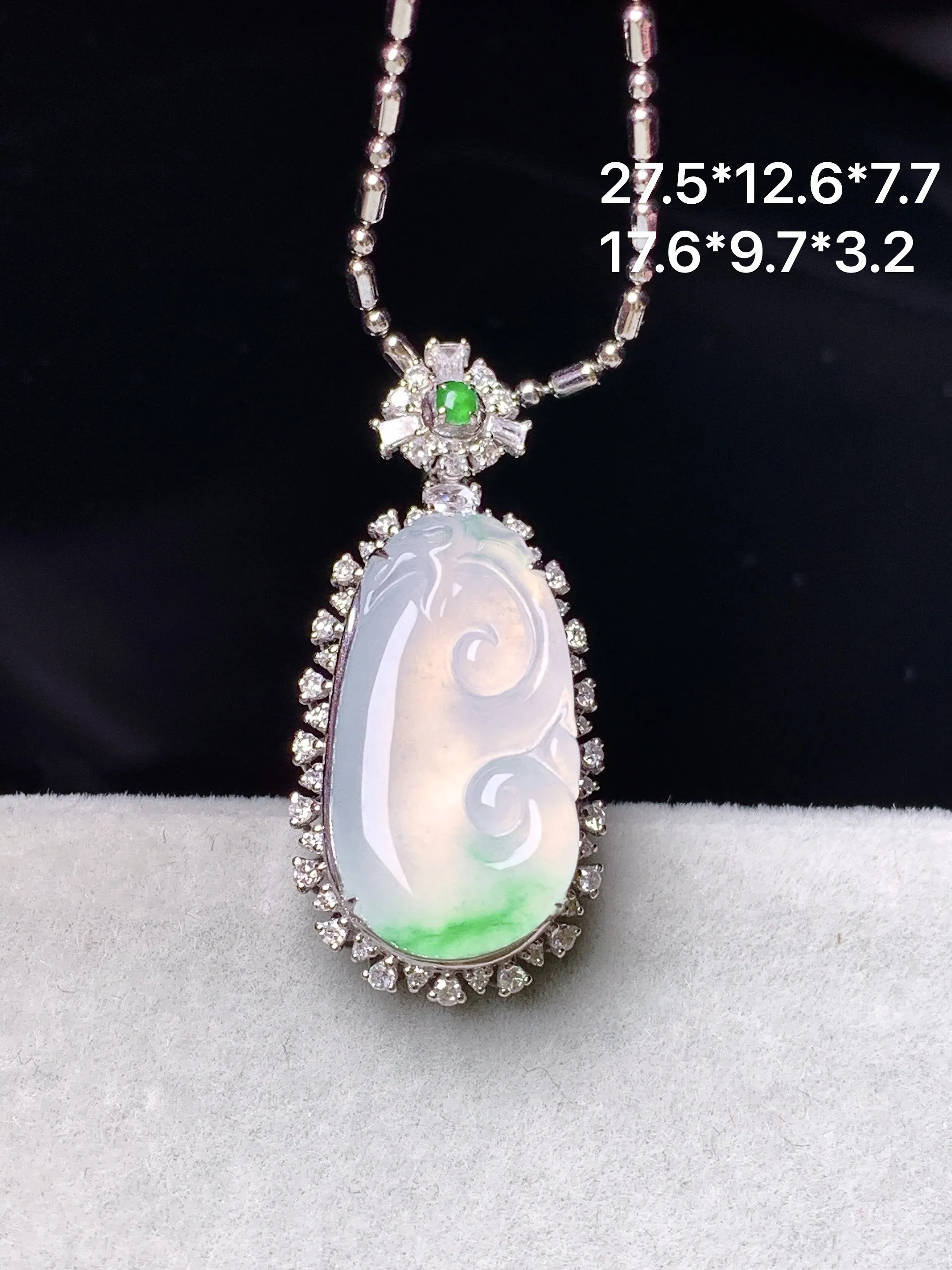 18k金钻镶嵌冰种飘绿如意吊坠 玉质细腻 色泽艳丽清新 整体尺寸27.5*12.6*7.7