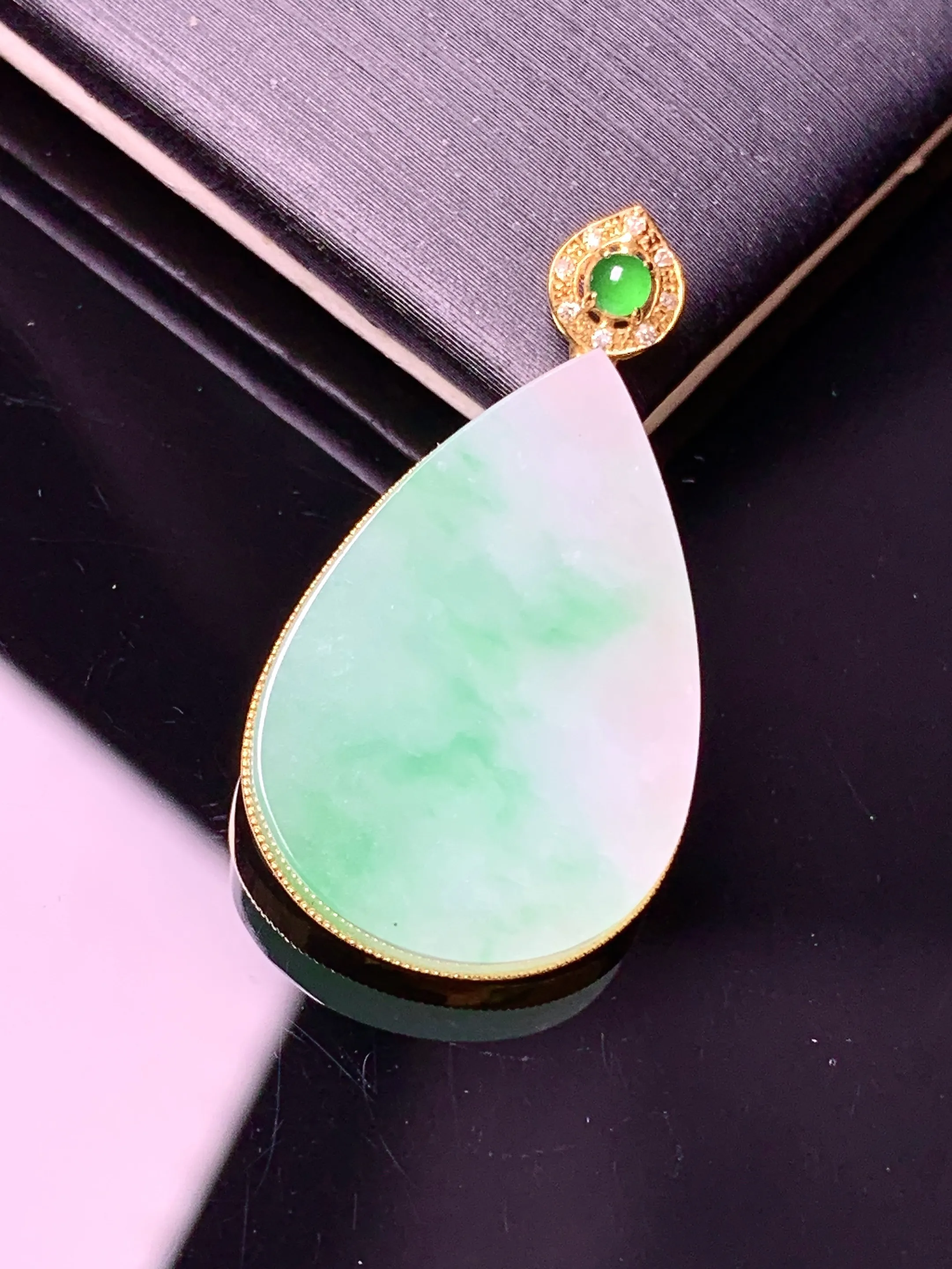 18k金钻镶嵌飘绿水滴吊坠 玉质细腻 色泽艳丽清新 整体尺寸30*16.3*4