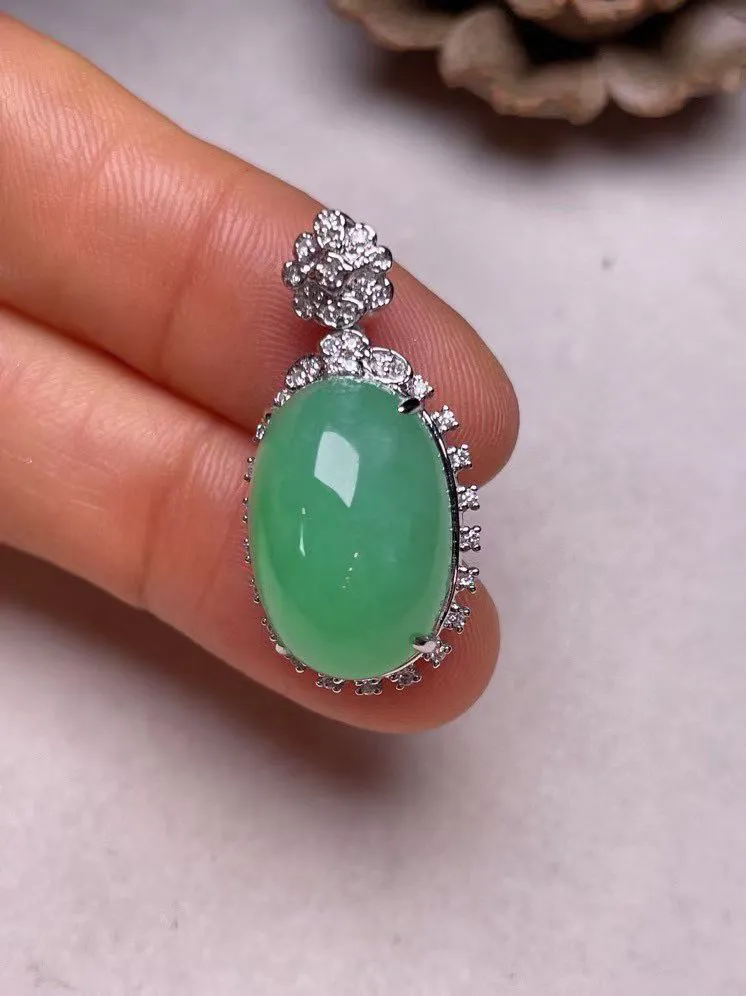 冰糯种满色蛋面吊坠、真金真钻镶嵌，种水好，玉质细腻 .裸石尺寸 17.3*11.6