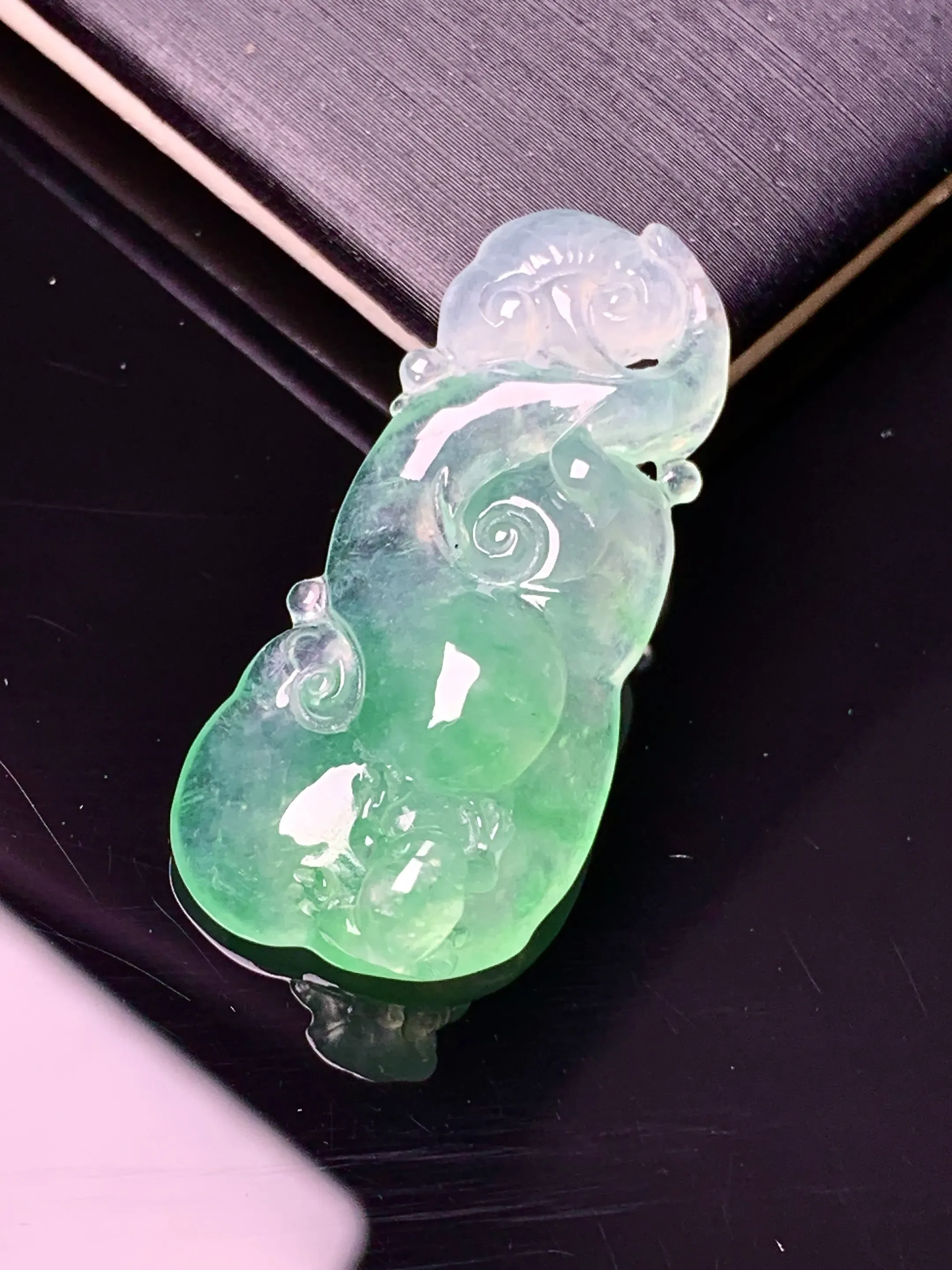 飘绿如意吊坠 玉质细腻 色泽艳丽清新 整体尺寸33*15.8*8.3