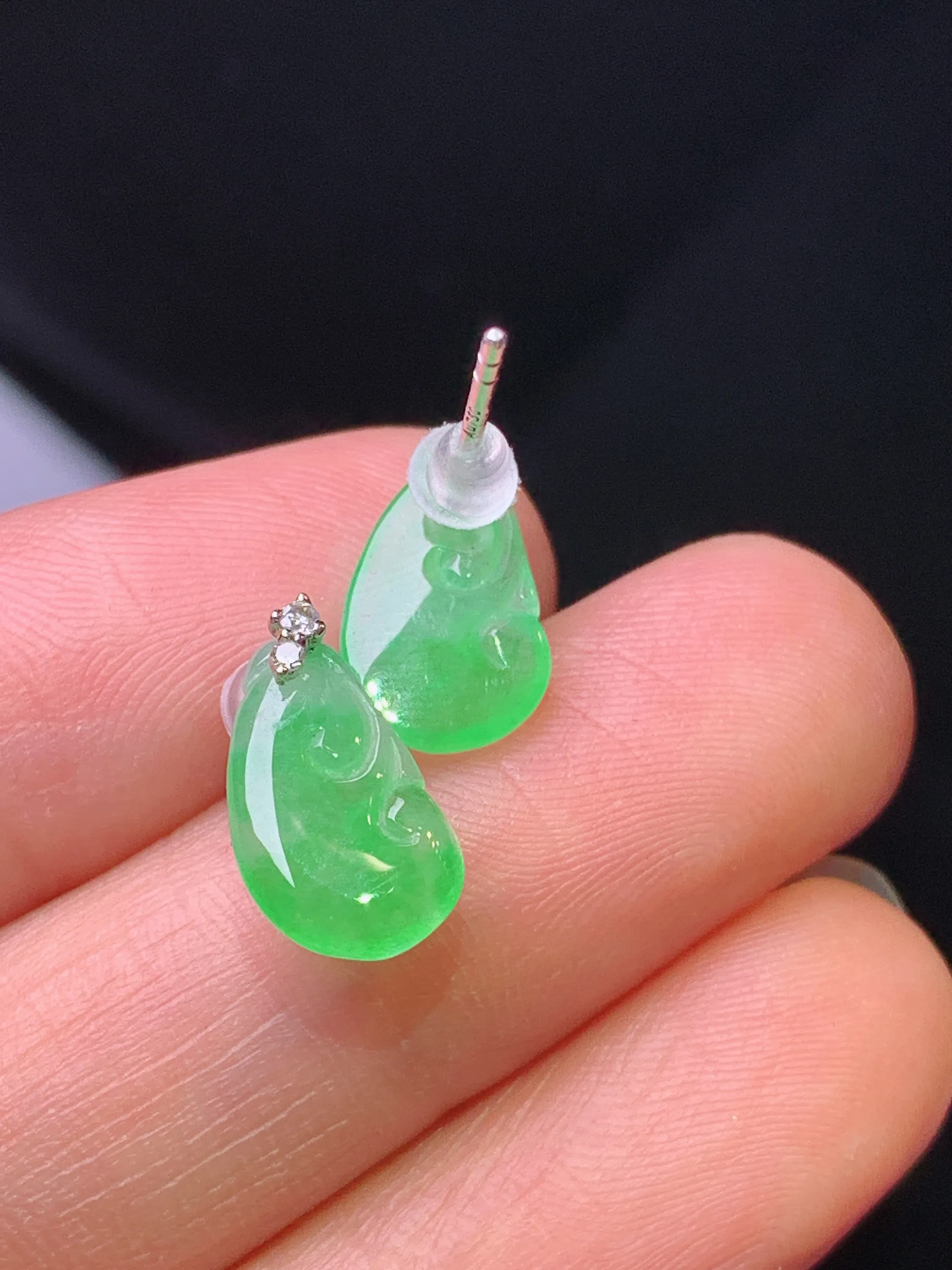 18k金钻镶嵌翠绿如意吊坠 玉质细腻 色泽艳丽清新 整体尺寸12.6*7*2.2