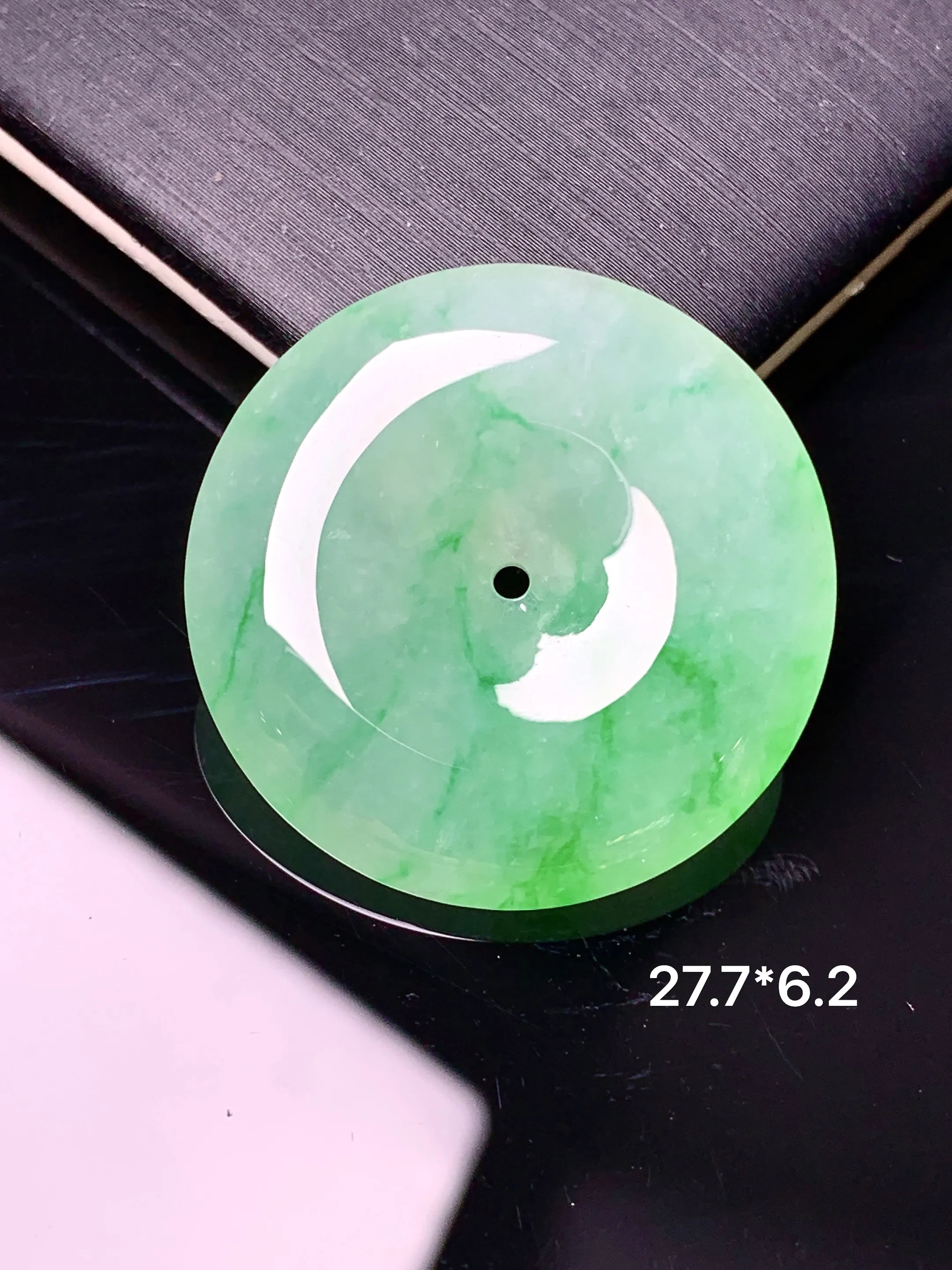 翠绿平安扣吊坠 玉质细腻 色泽艳丽清新 整体尺寸27.7*6.2