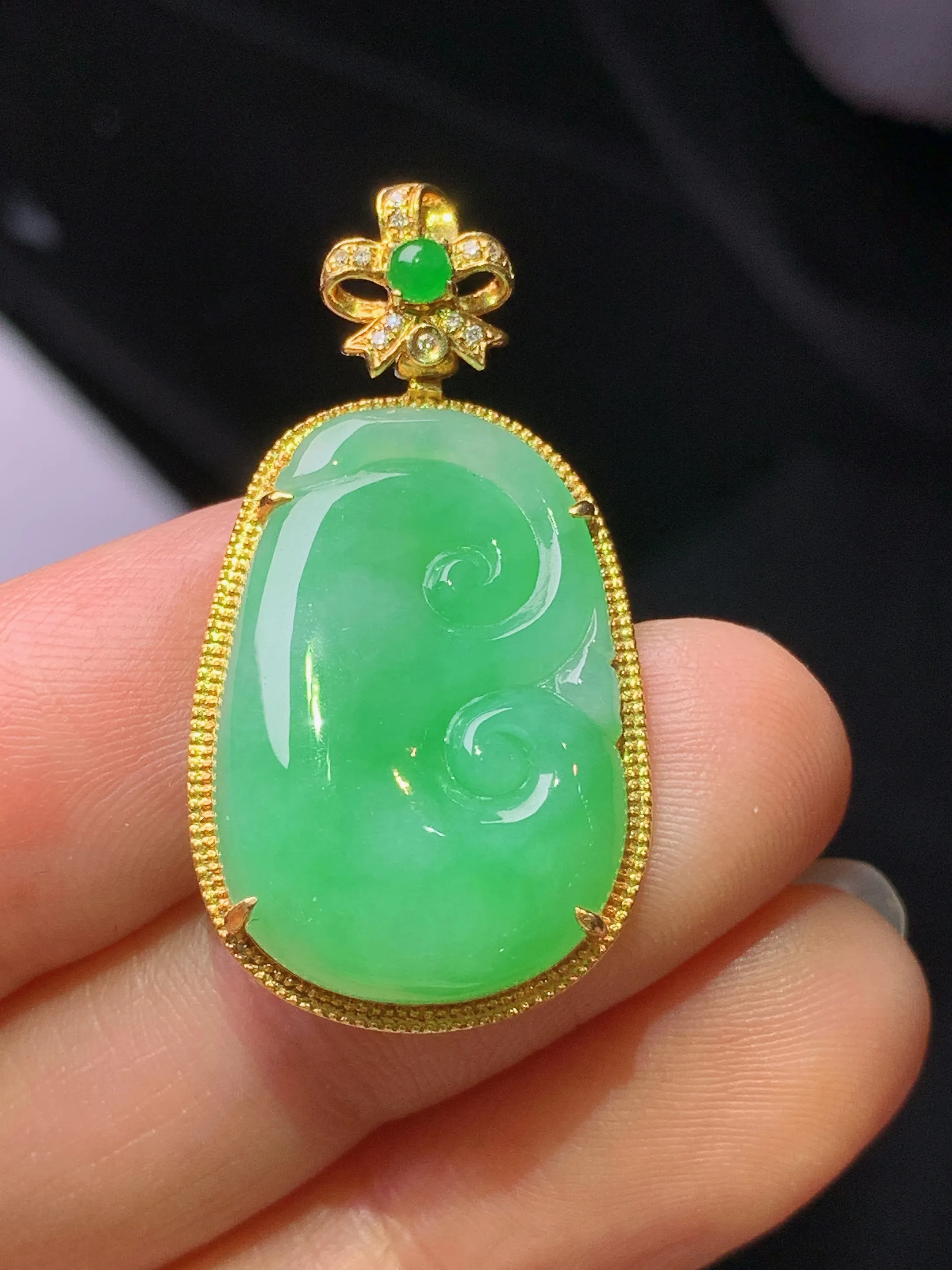 18k金钻镶嵌翠绿如意吊坠 玉质细腻 色泽艳丽清新 整体尺寸32.2*17.5*4.6