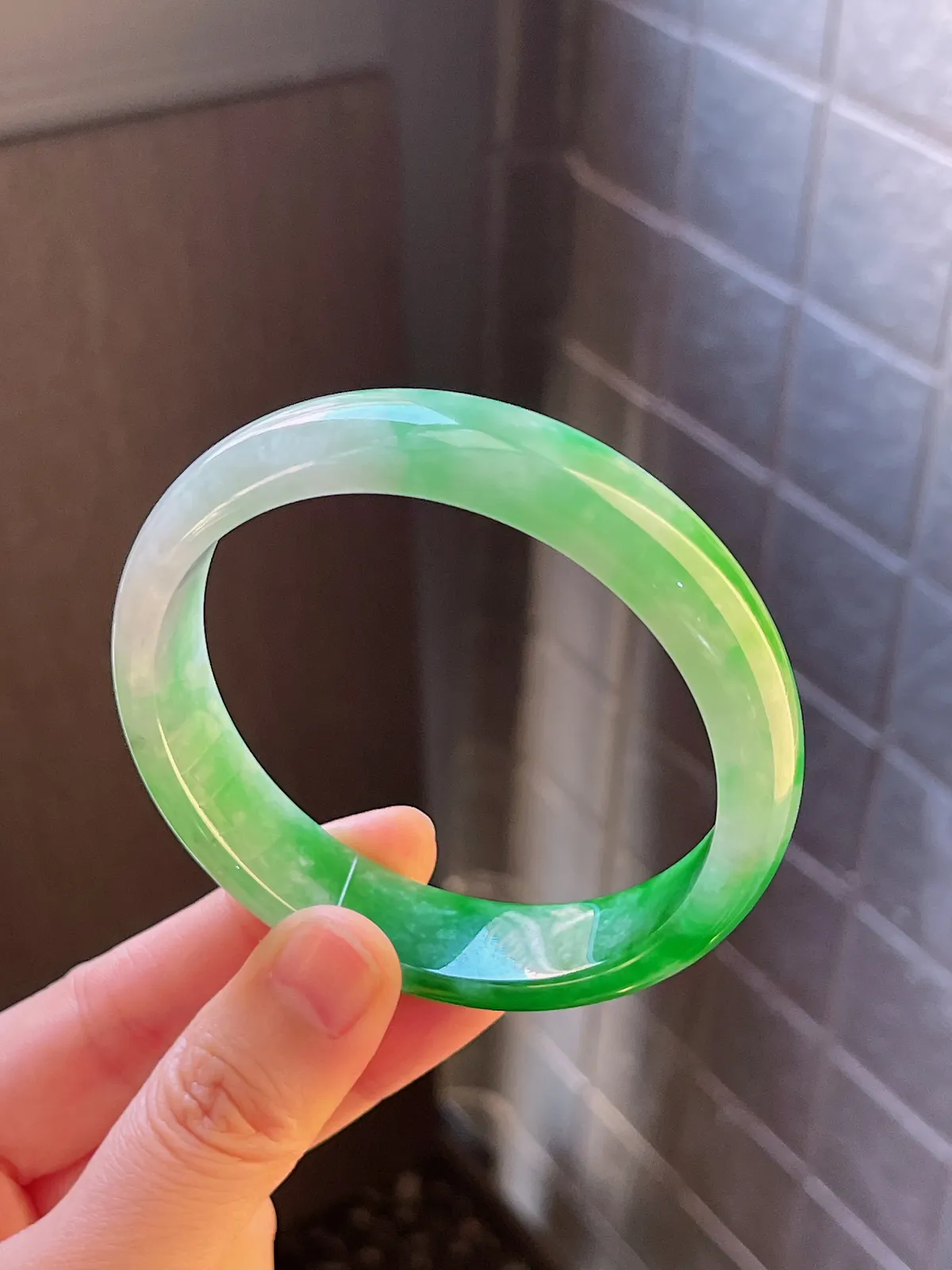 正圈58.3圈口，翡翠细糯化到冰糯飘阳绿手镯