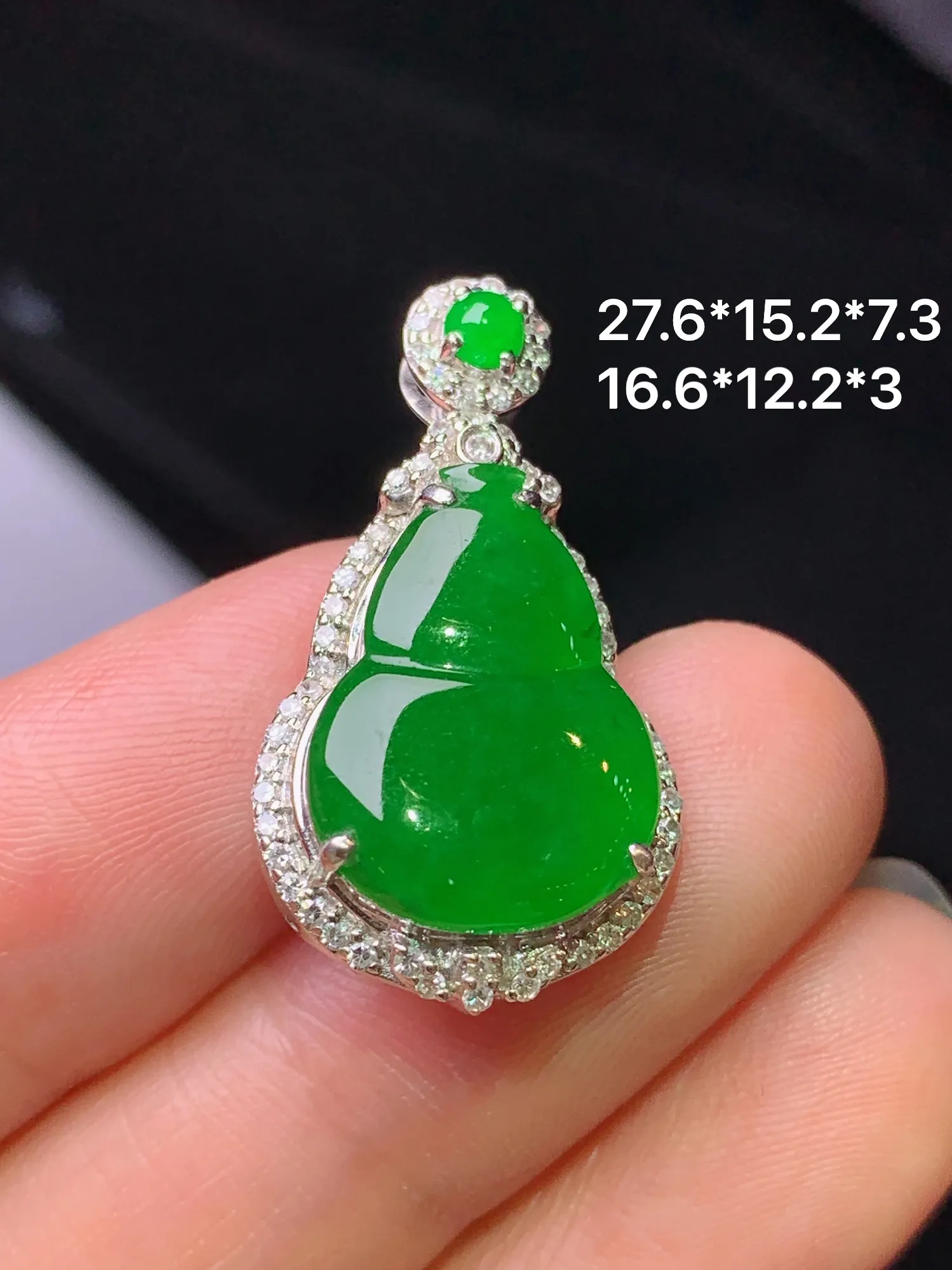 18k金钻镶嵌满绿葫芦吊坠 玉质细腻 色泽艳丽清新 整体尺寸27.6*15.2*7.3