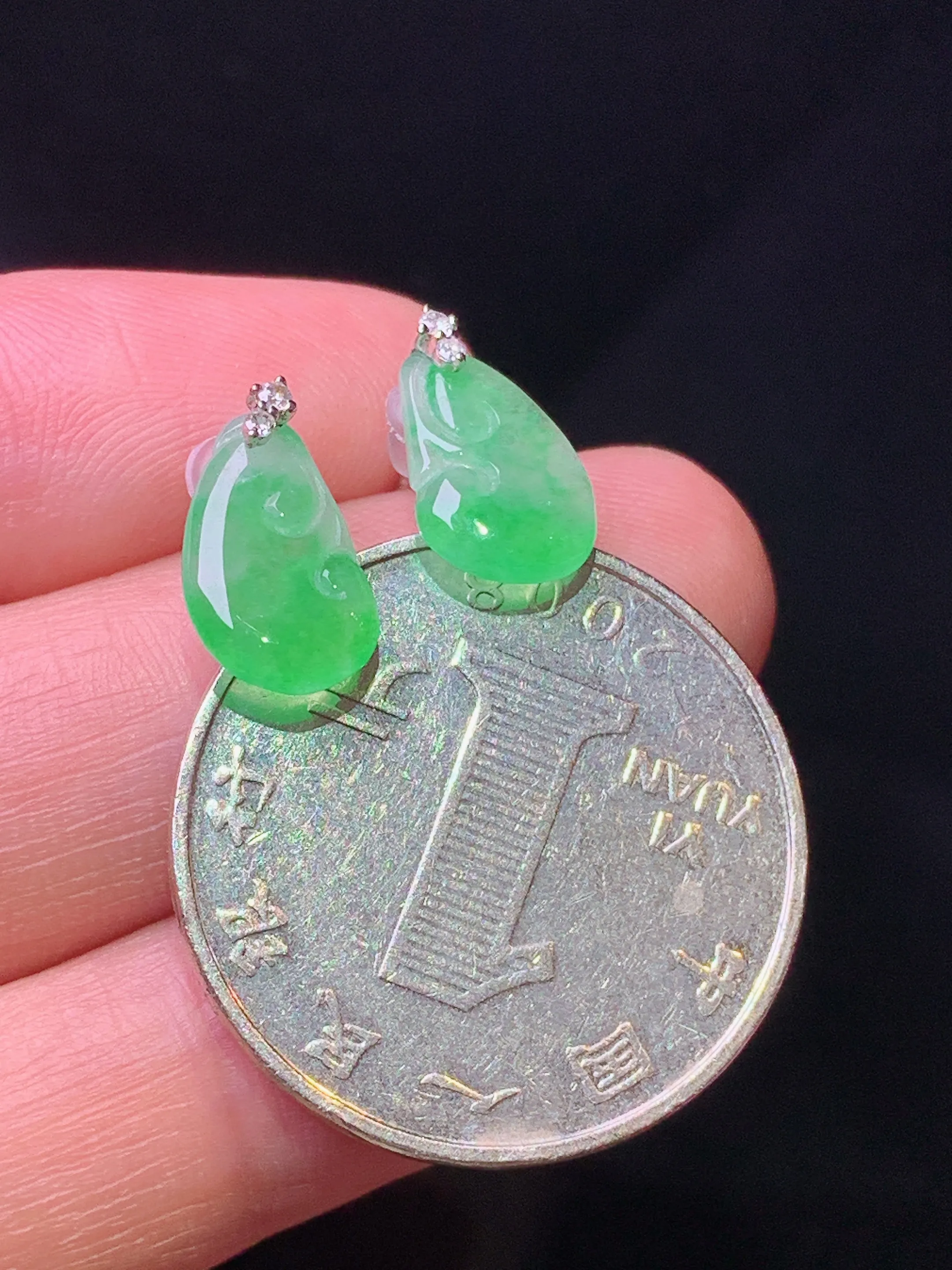 18k金钻镶嵌翠绿如意吊坠 玉质细腻 色泽艳丽清新 整体尺寸12.6*7*2.2