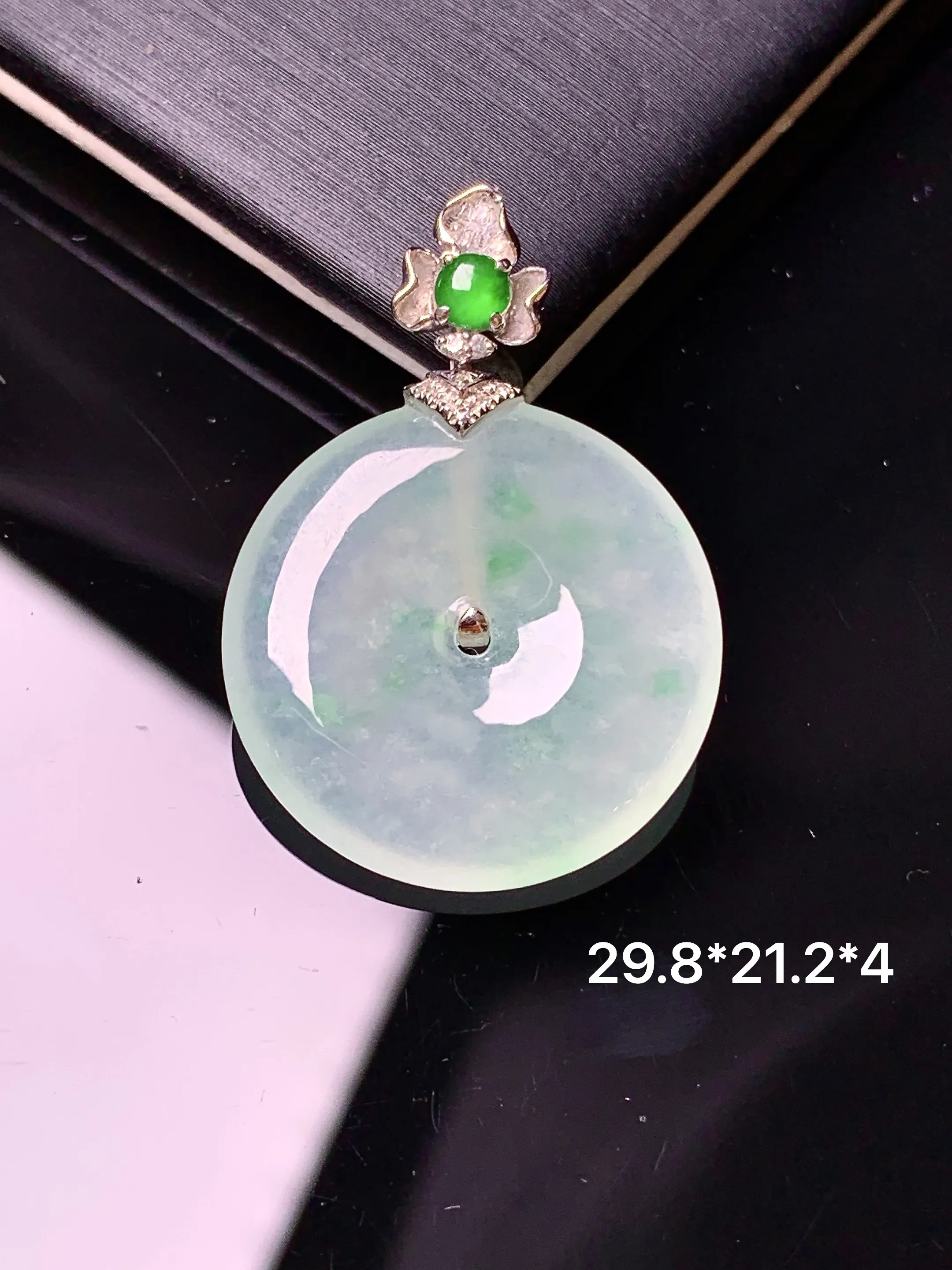 18k金镶嵌冰种平安扣吊坠 玉质细腻 色泽艳丽清新 整体尺寸29.8*21.2*4