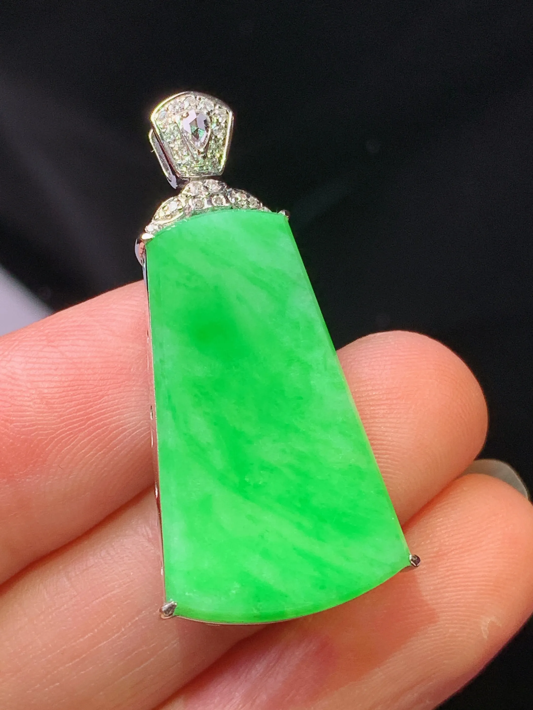 18k金钻镶嵌翠绿无事牌吊坠 玉质细腻 色泽艳丽清新 整体尺寸36.2*16.5*5