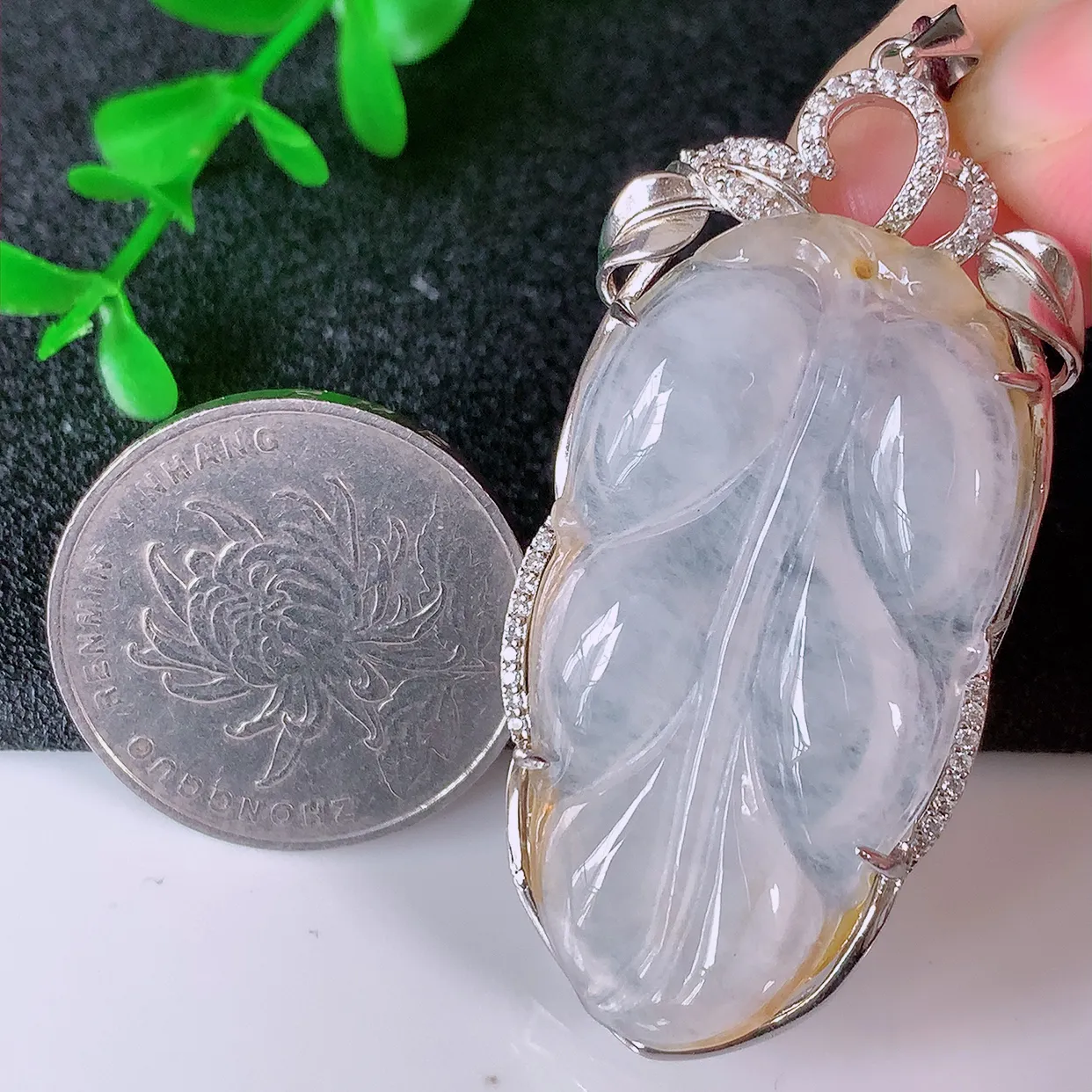 冰种翡翠925银镶嵌叶子吊坠，自然光实拍，翠色灵动，颜色漂亮，种老水足，品相佳，佩戴佳品！#238.1整体54.2*23*7裸石39.5*21