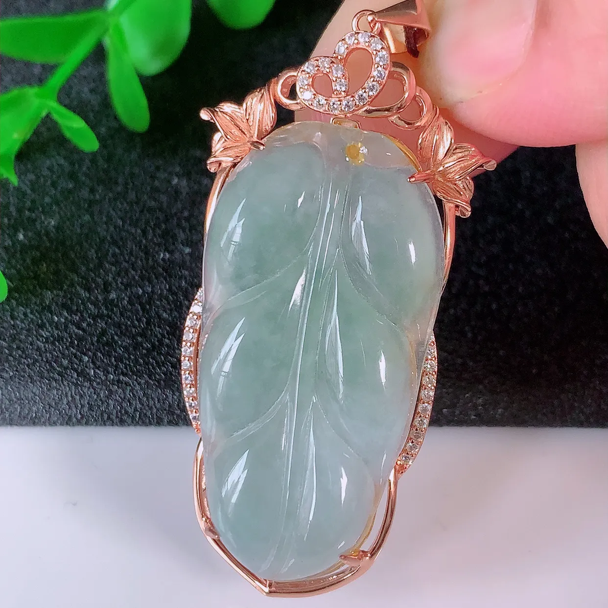 冰透翡翠925银镶嵌叶子吊坠，自然光实拍，翠色灵动，颜色漂亮，种老水足，品相佳，佩戴佳品！#103.1整体52*20*8裸石36*18.5