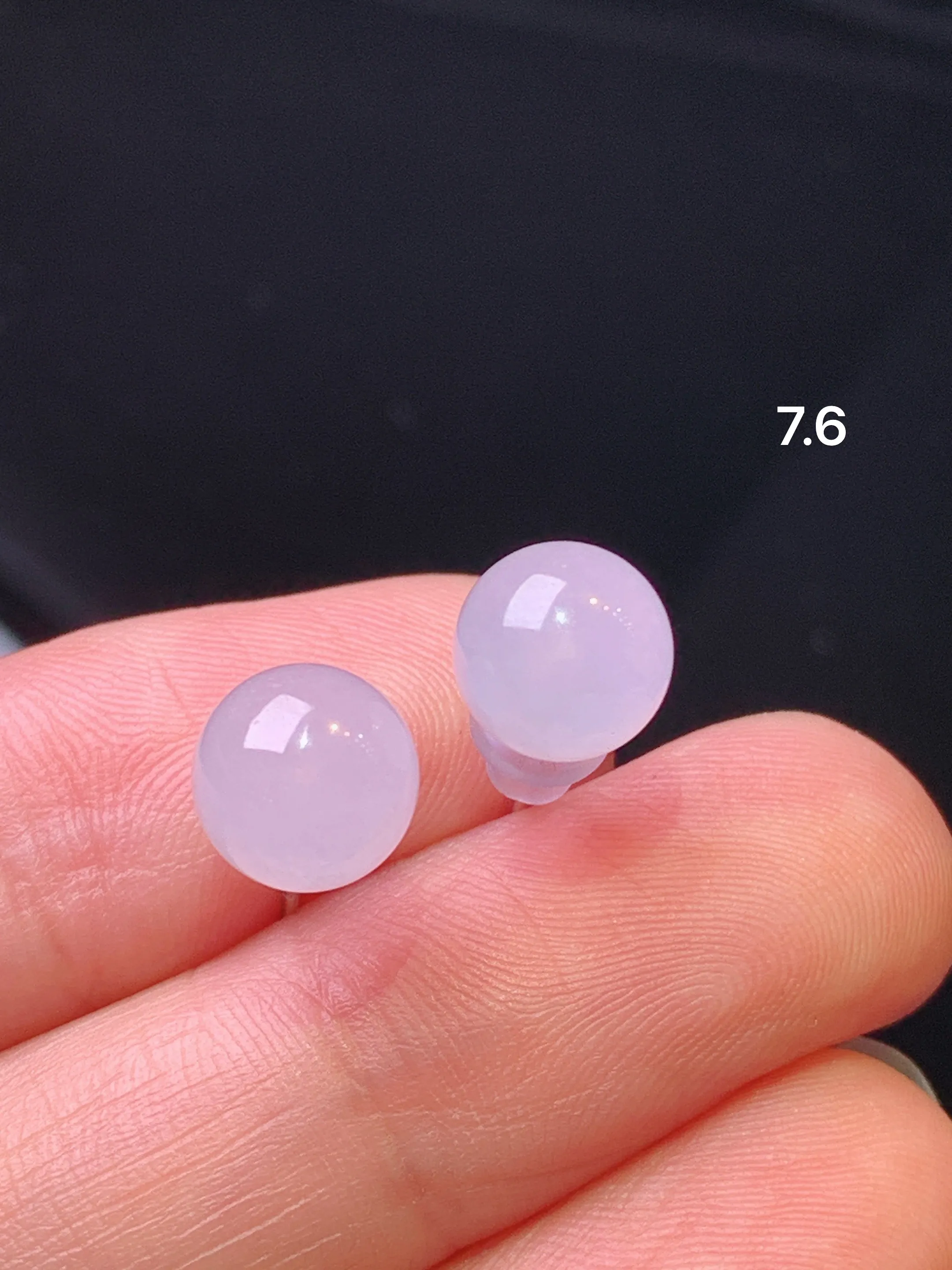 18k金镶嵌淡紫罗兰圆珠耳钉 玉质细腻 色泽艳丽清新 整体尺寸7.6