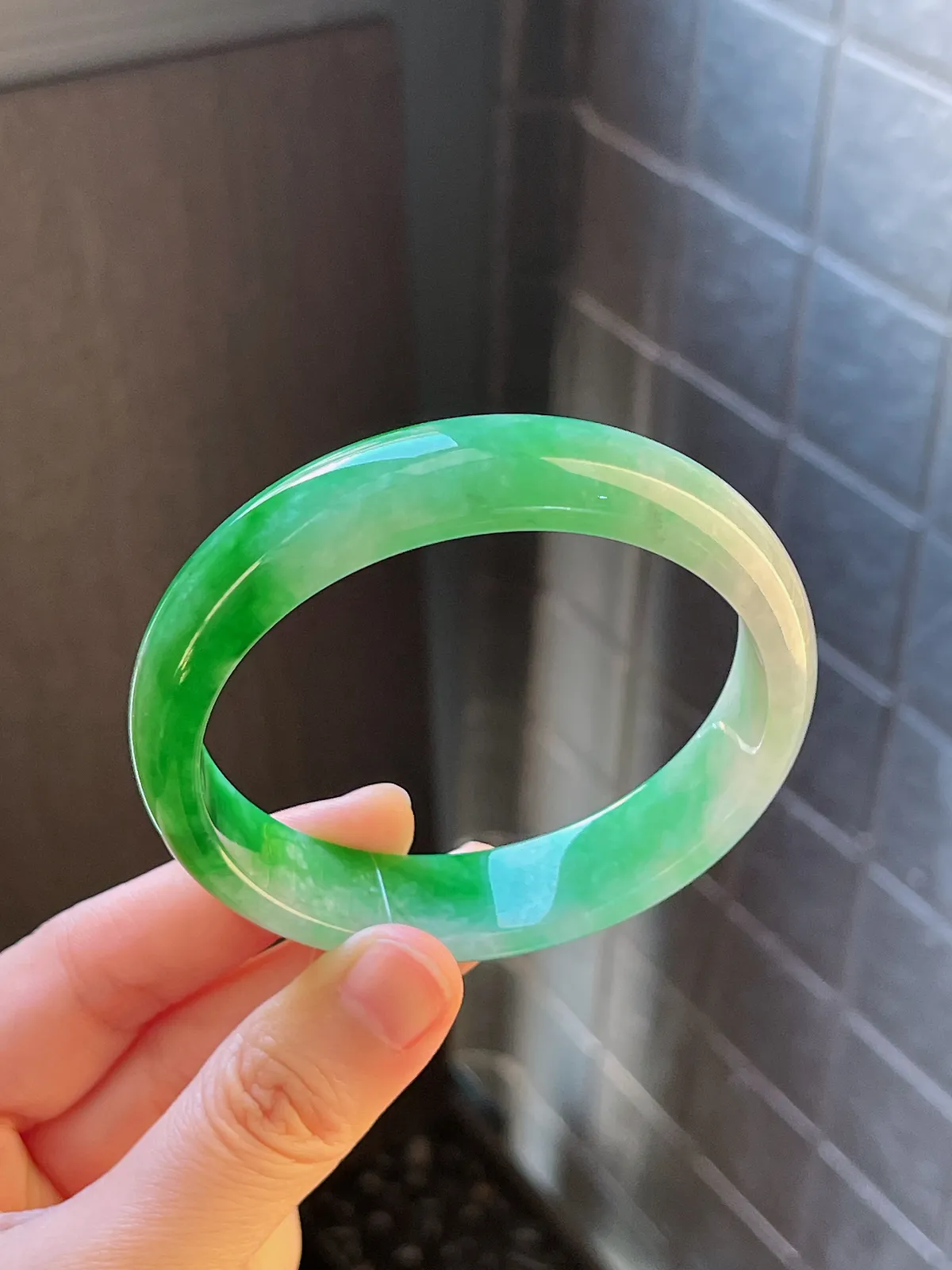 正圈58.3圈口，翡翠细糯化到冰糯飘阳绿手镯