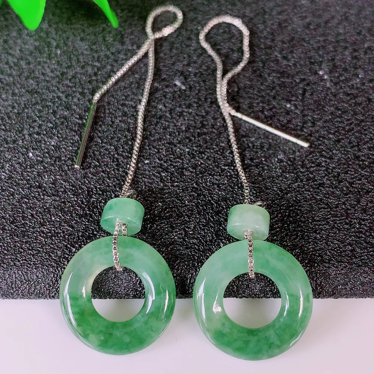 自然光实拍，冰种飘花翡翠一对平安扣耳坠，翠色灵动，玉质细腻，颜色漂亮，品相佳，佩戴佳品！配图银线 #182.1平安扣尺寸14.5*2.8mm