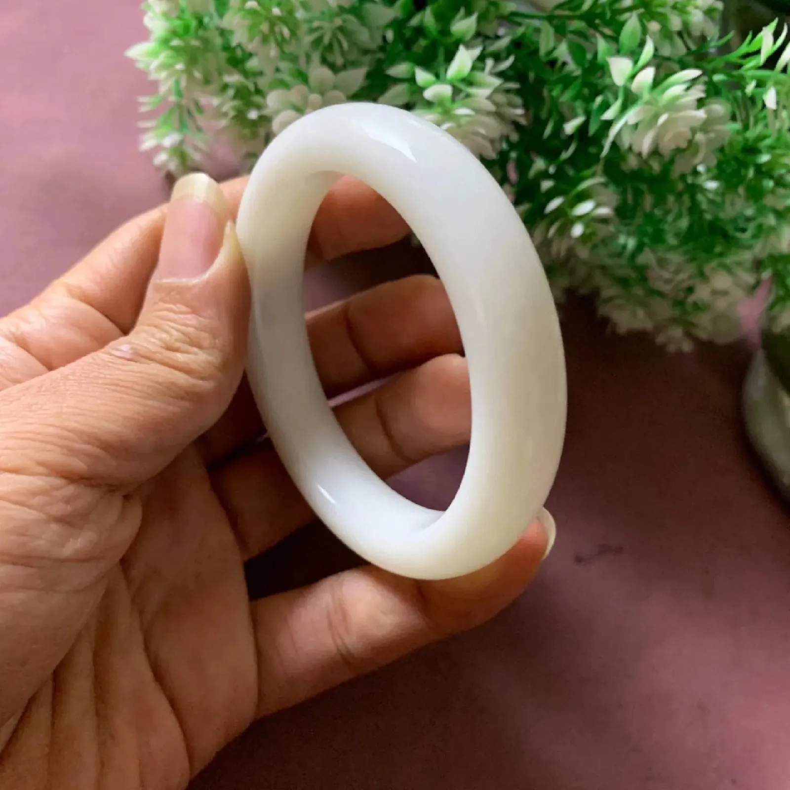 和田玉53.5圈口羊脂白手镯，镯型古朴典雅。在诗情画意的雨巷相遇，你是我腕间的一抹风情，有你眸有深情