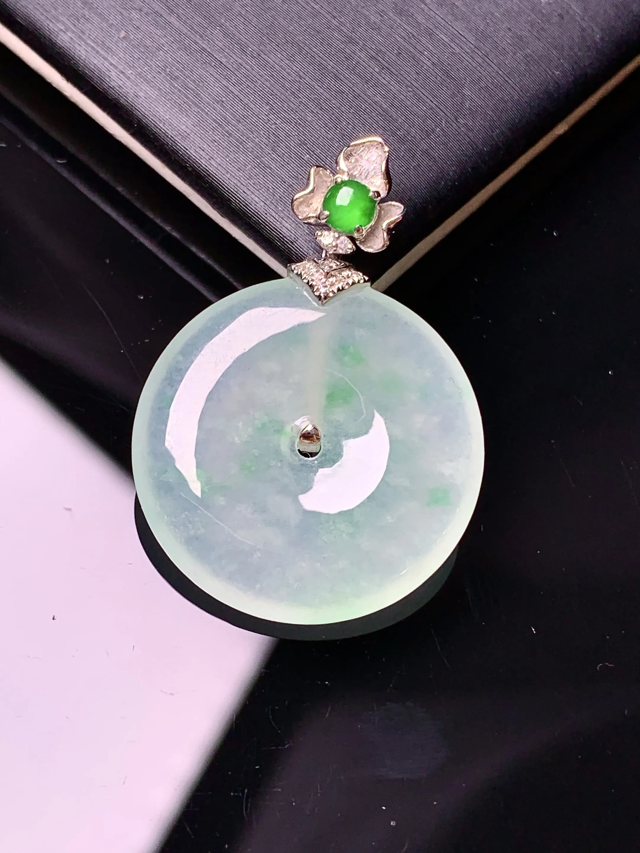 18k金镶嵌冰种平安扣吊坠 玉质细腻 色泽艳丽清新 整体尺寸29.8*21.2*4