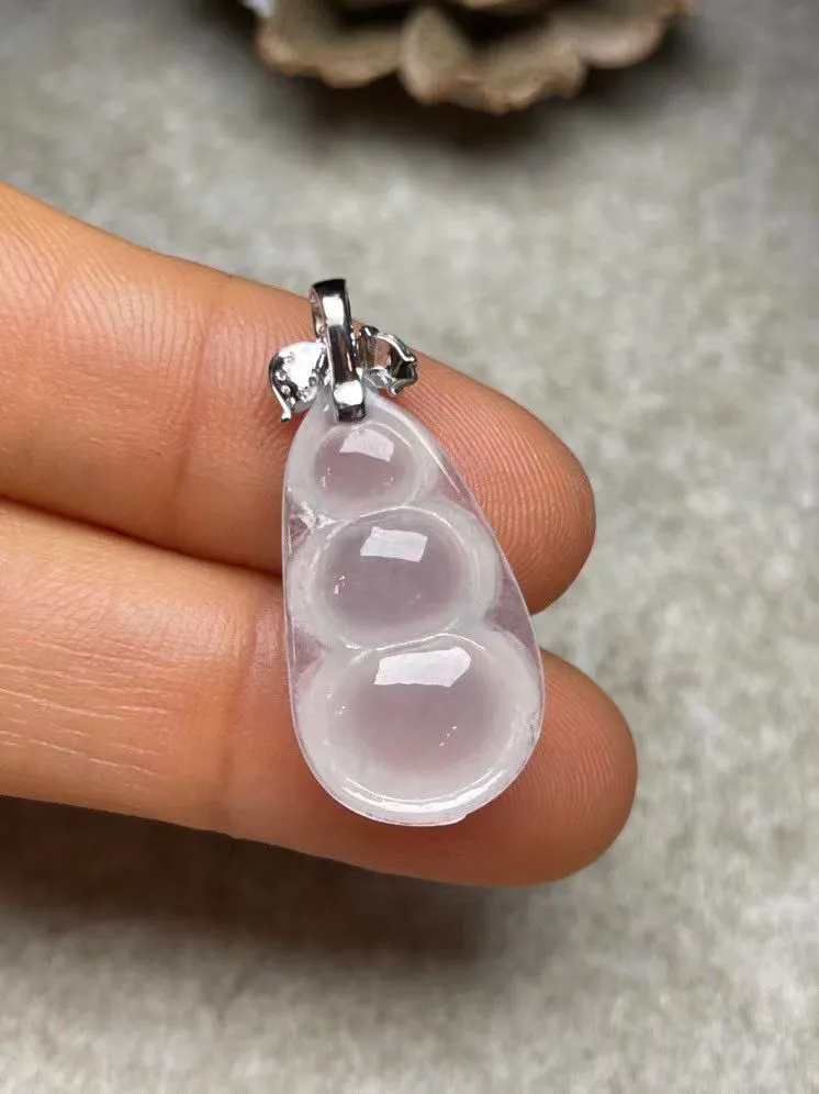 冰种福豆吊坠、真金真钻镶嵌，种水好，玉质细腻 .裸石尺寸 23.0*12.5