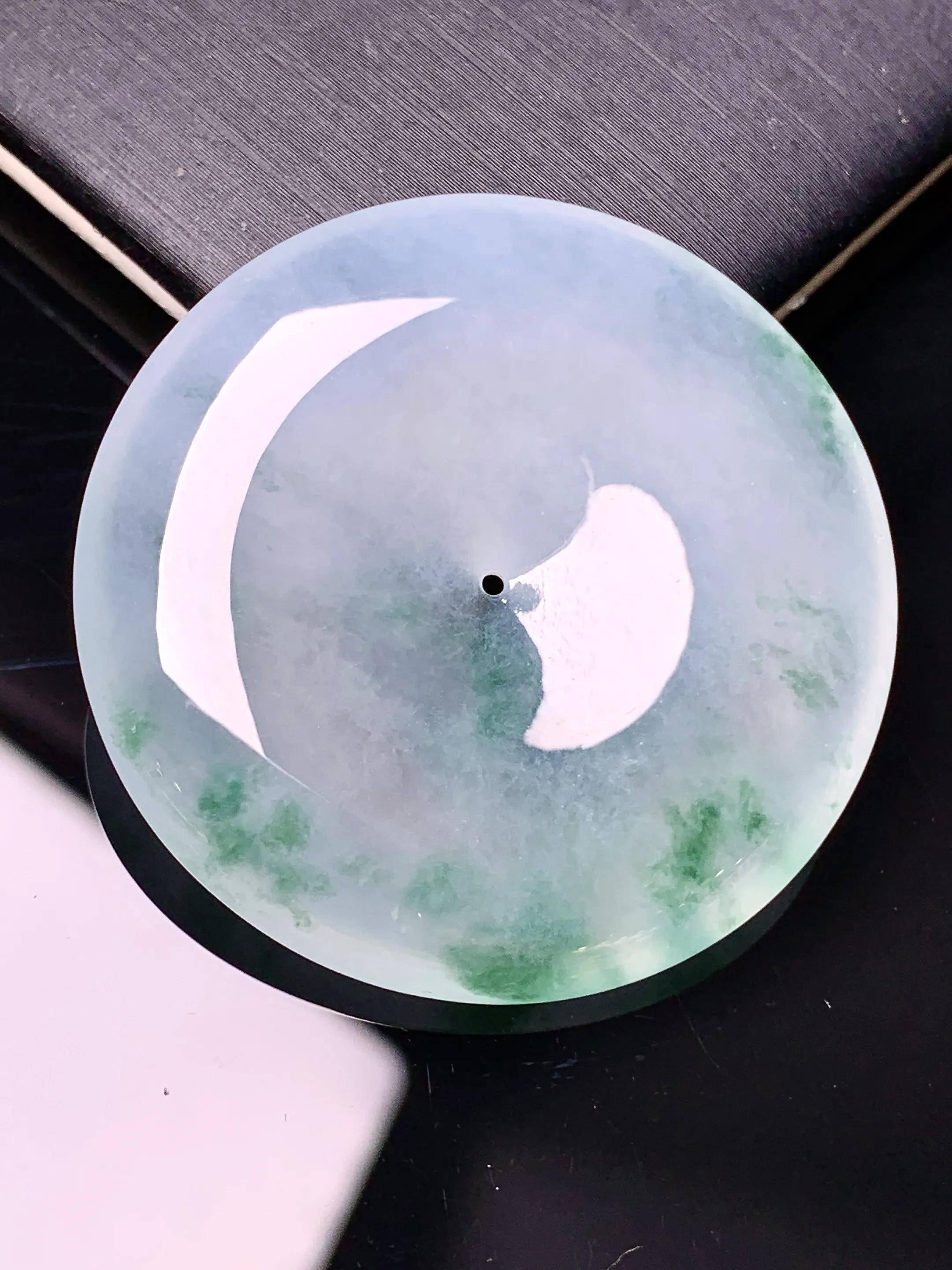 冰种飘绿平安扣吊坠 玉质细腻 色泽艳丽清新 整体尺寸36*6.6