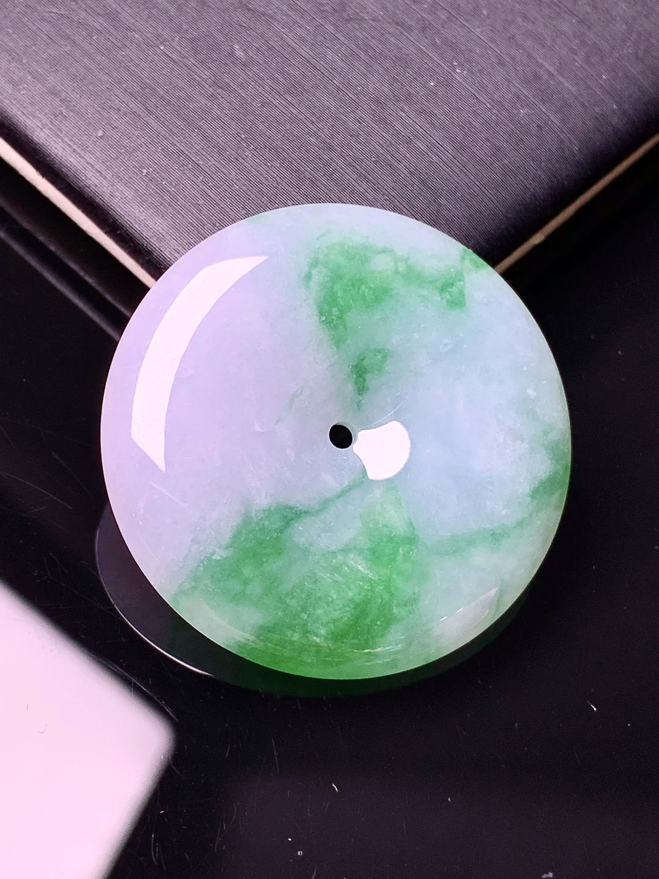 飘绿平安扣吊坠 玉质细腻 色泽艳丽清新 整体尺寸29.5*5.2