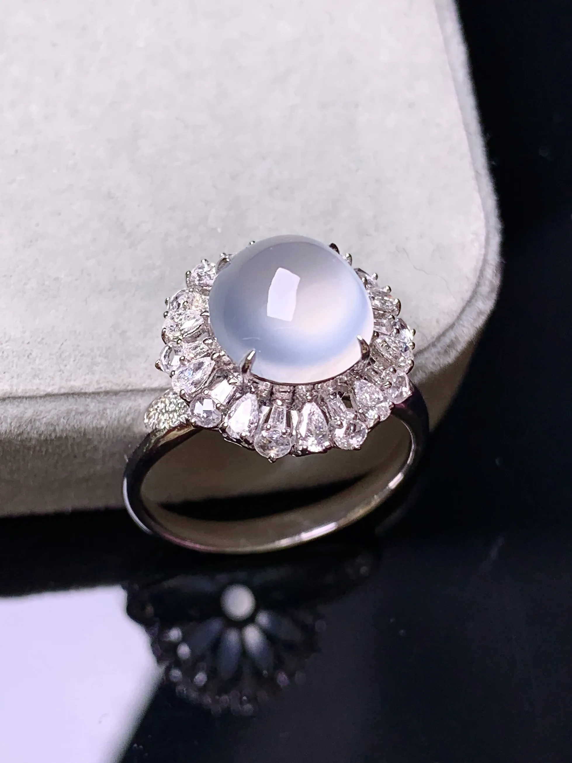 18k金钻镶嵌冰种蛋面戒指 玉质细腻 色泽艳丽清新 圈口14 整体尺寸15*10.8