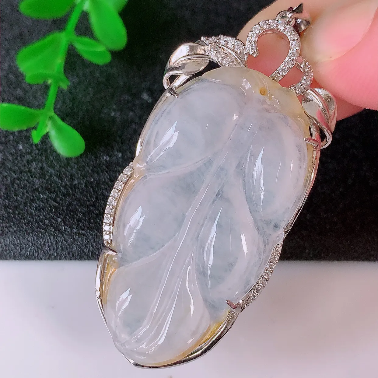冰种翡翠925银镶嵌叶子吊坠，自然光实拍，翠色灵动，颜色漂亮，种老水足，品相佳，佩戴佳品！#238.1整体54.2*23*7裸石39.5*21