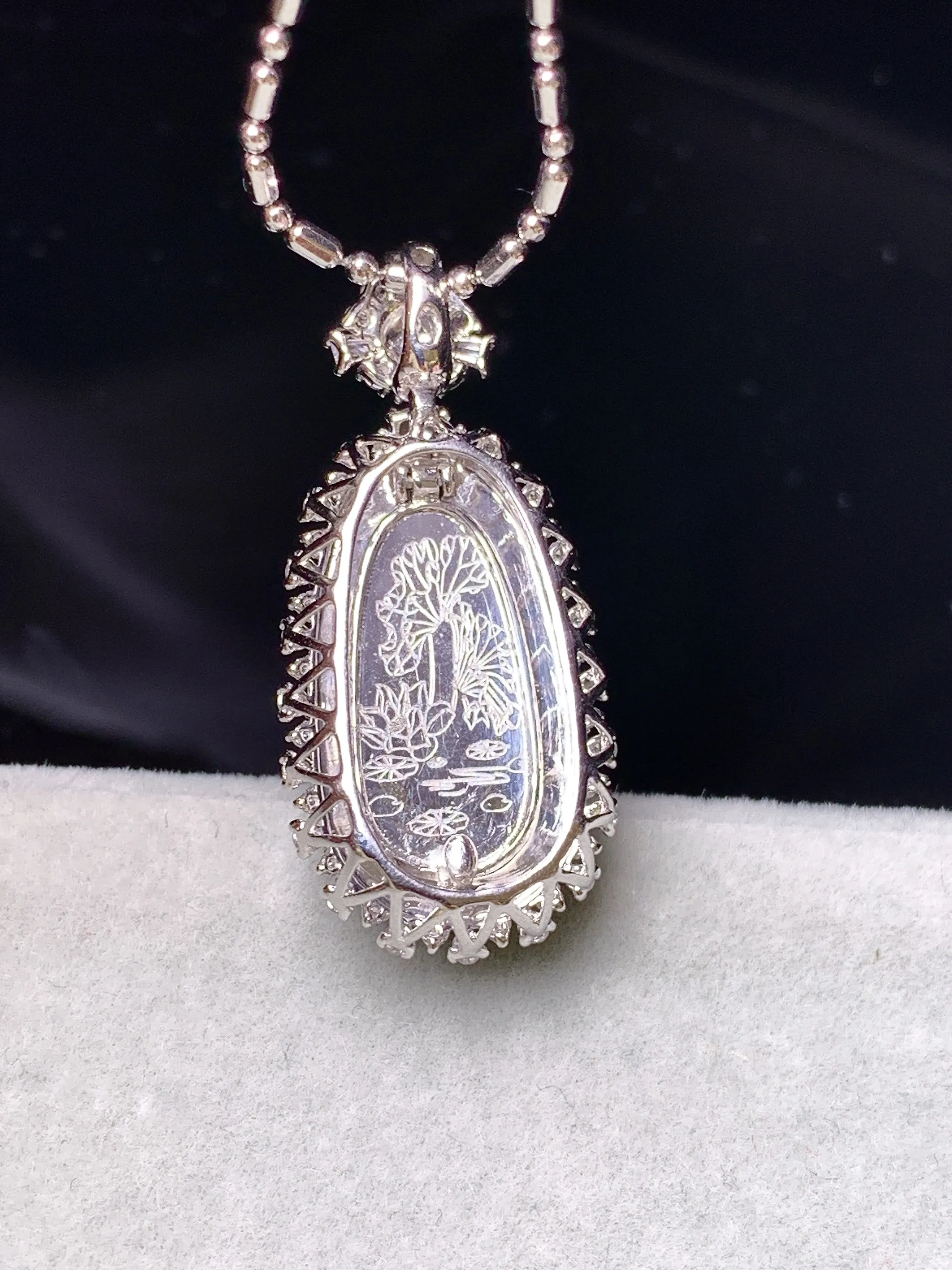 18k金钻镶嵌冰种飘绿如意吊坠 玉质细腻 色泽艳丽清新 整体尺寸27.5*12.6*7.7