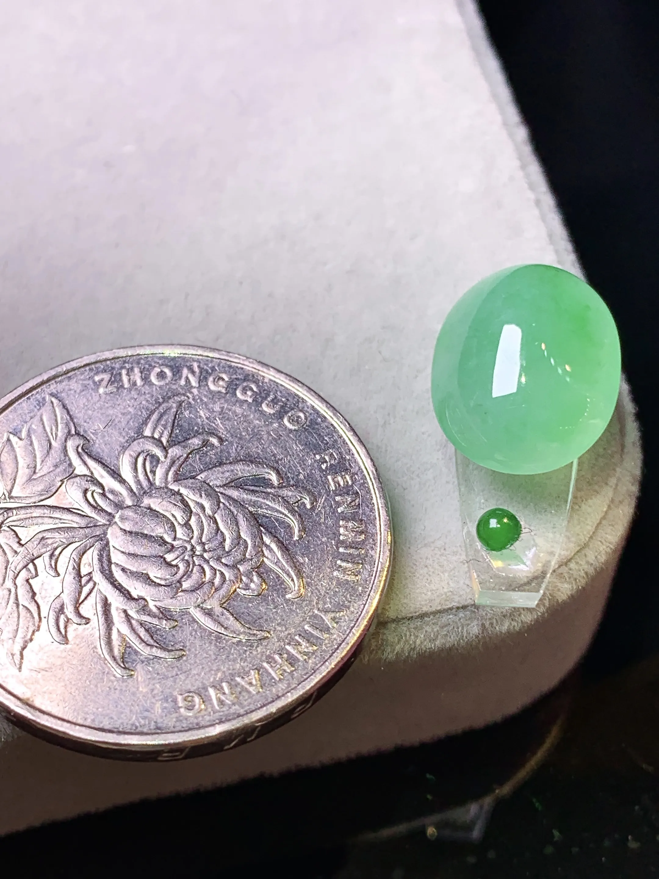 镶嵌款 翠绿蛋面吊坠 玉质细腻 色泽艳丽清新 整体尺寸13.5*10.2*6.8