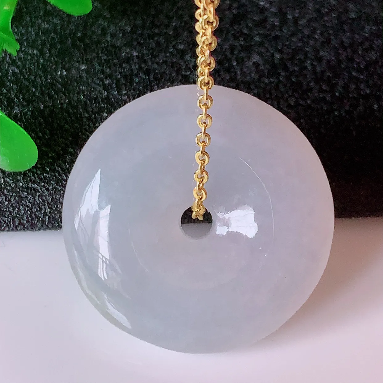 自然光实拍，冰翡翠平安扣吊坠，平安是福；冰透，很美的料子，平安扣佩戴优雅迷人！#106.1尺寸25*6.5mm