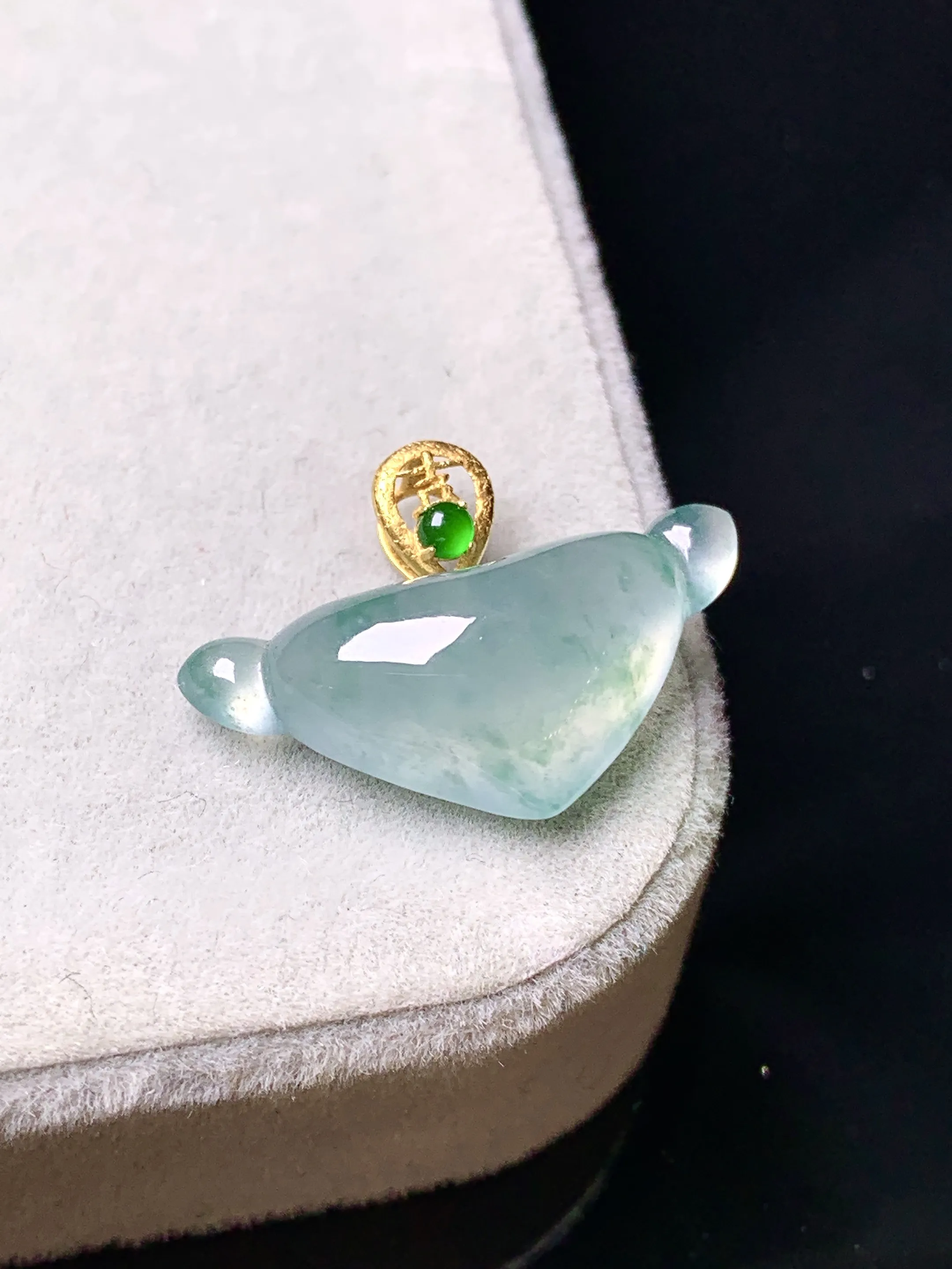 18k金镶嵌冰种心形吊坠 玉质细腻 色泽艳丽清新 整体尺寸16.3*21.5*6.3