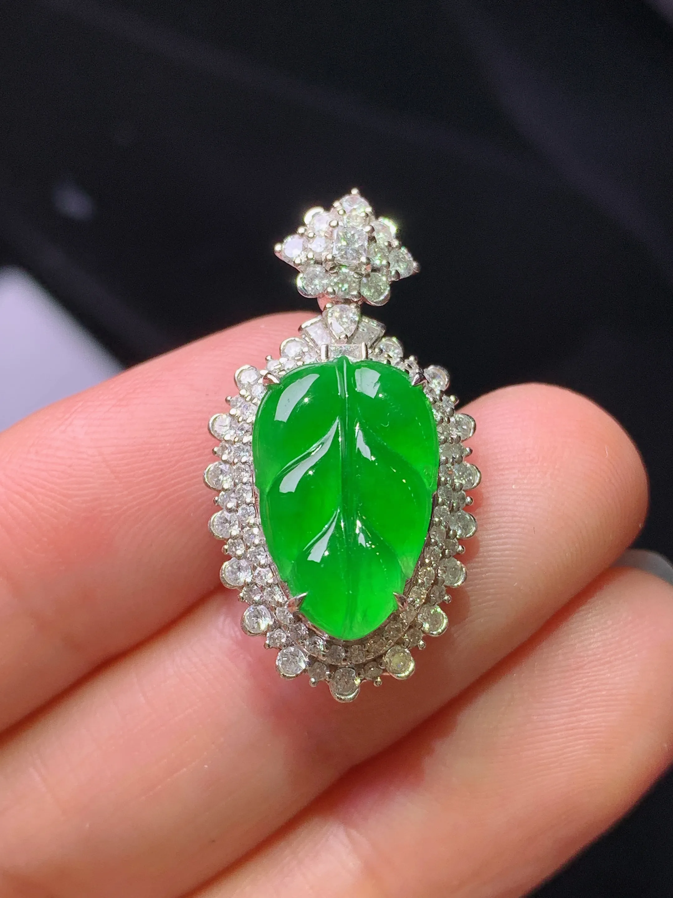 18k金钻镶嵌满绿树叶吊坠 玉质细腻 色泽艳丽清新 整体尺寸28.2*15*9.5