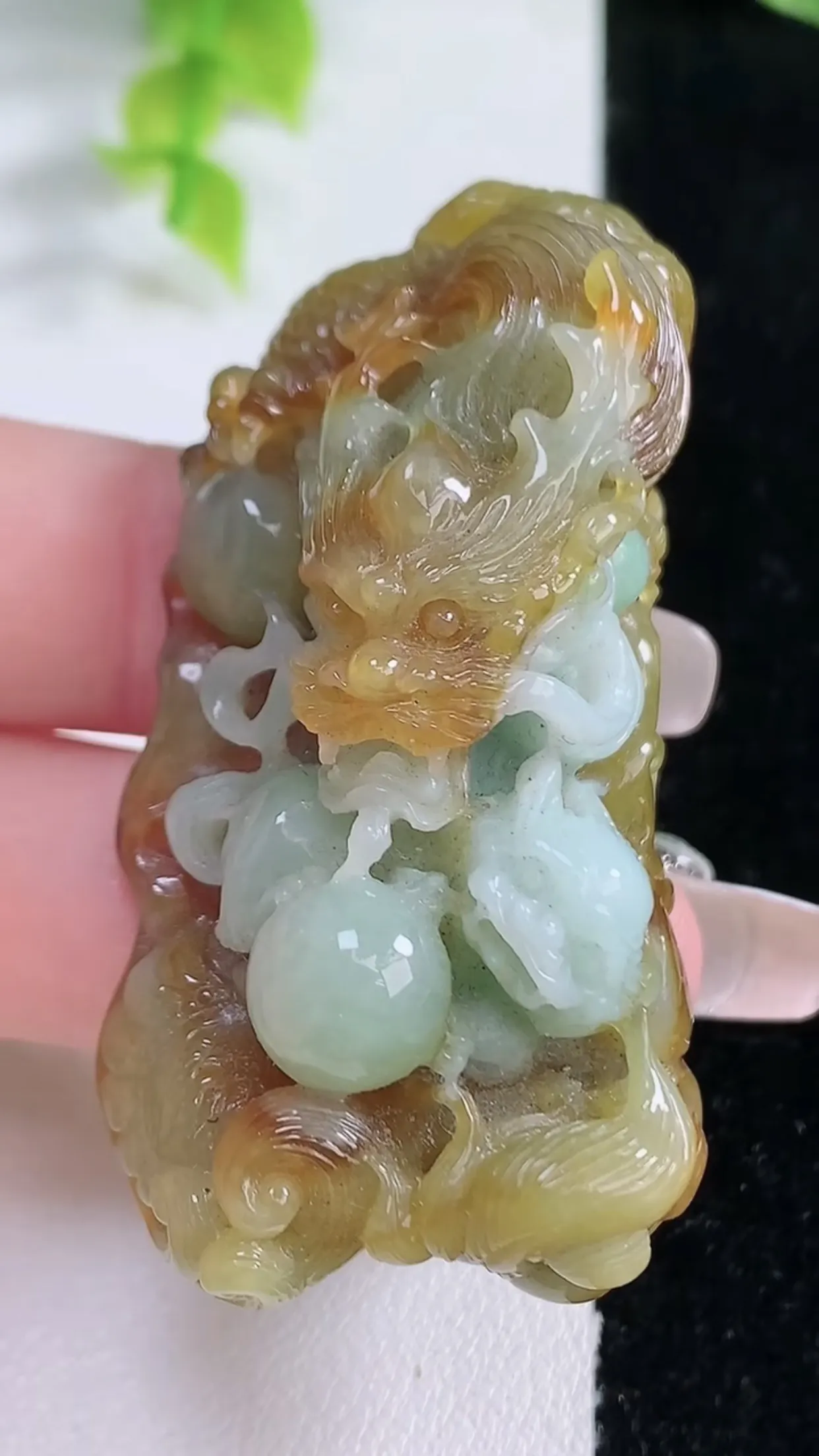 缅甸天然翡翠a货 老坑料起胶冰润 双彩黄加绿霸气龙虎牌吊坠，尺寸56-29-20mm  y 43.9