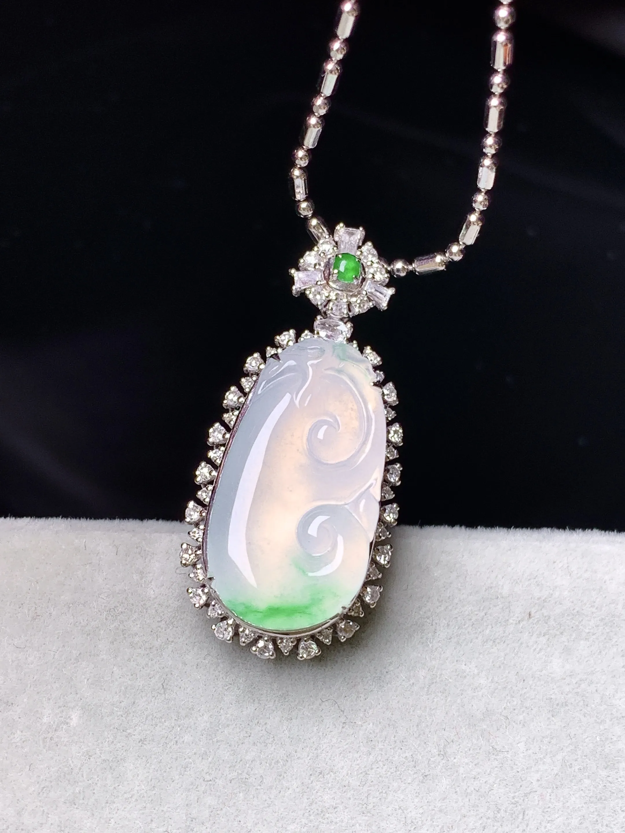 18k金钻镶嵌冰种飘绿如意吊坠 玉质细腻 色泽艳丽清新 整体尺寸27.5*12.6*7.7