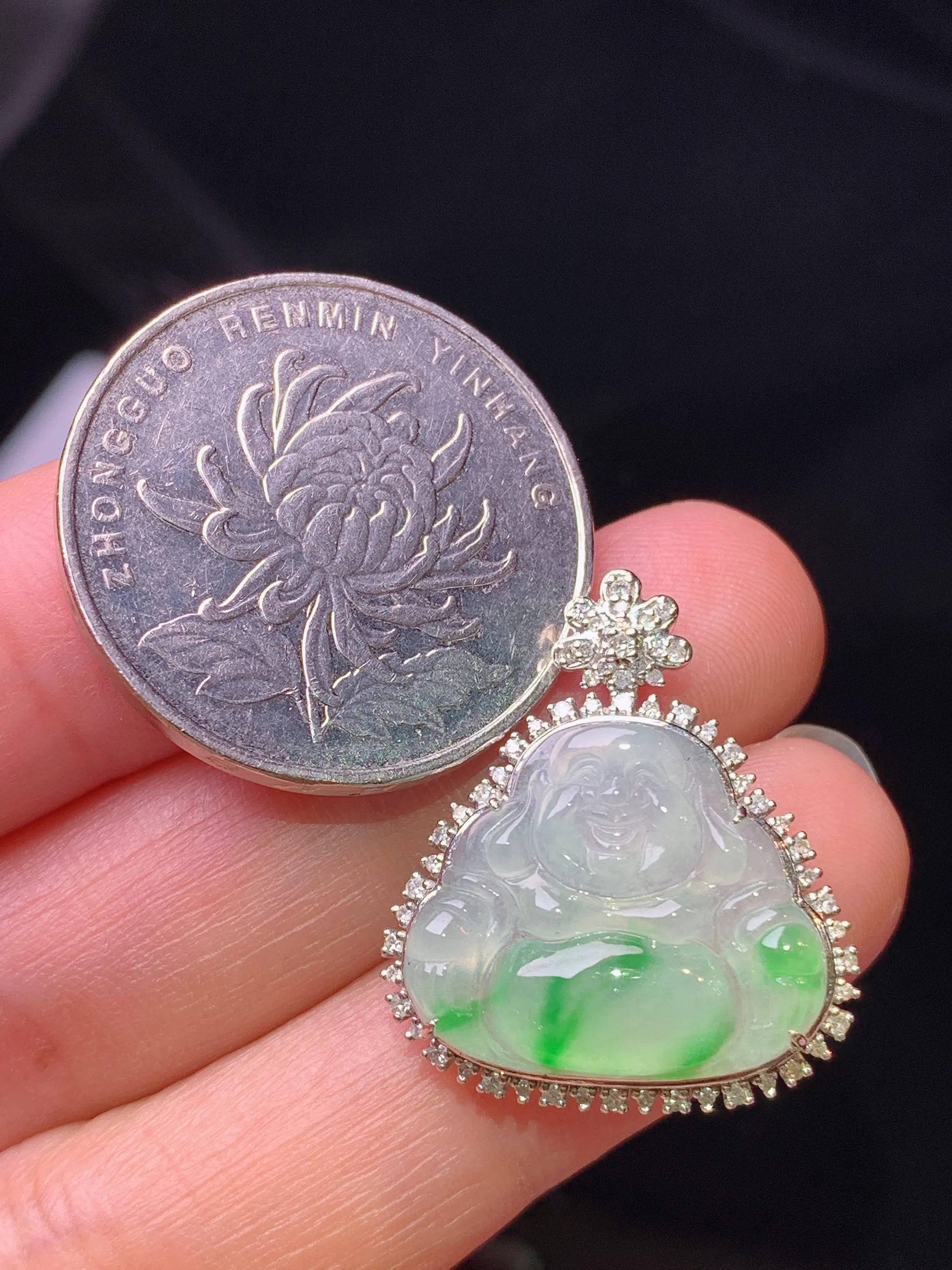 18k金钻镶嵌飘绿佛公吊坠 玉质细腻 色泽艳丽清新 整体尺寸24.5*21.2*8