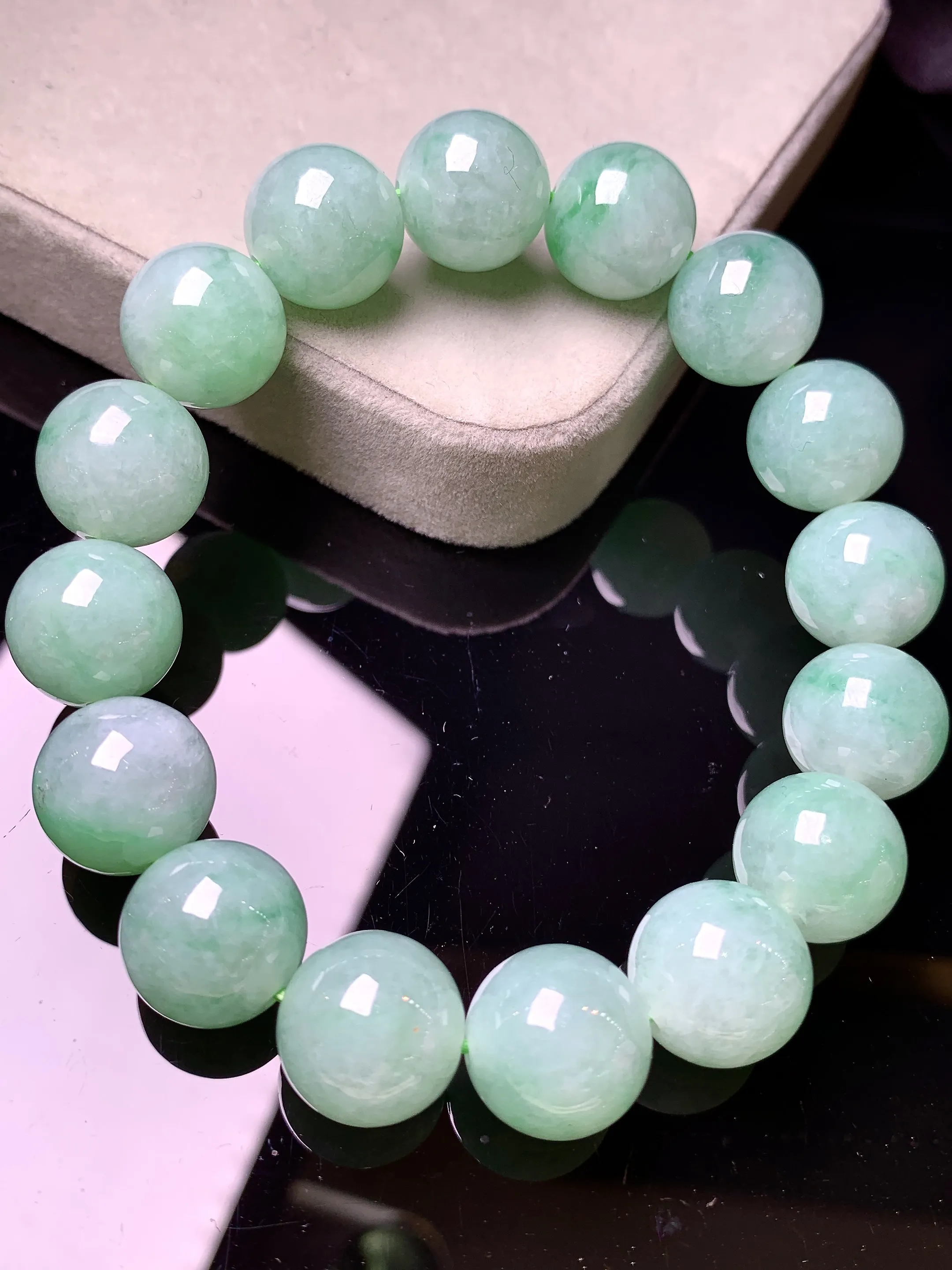 飘绿圆珠手链 玉质细腻 色泽艳丽清新 整体尺寸12.8