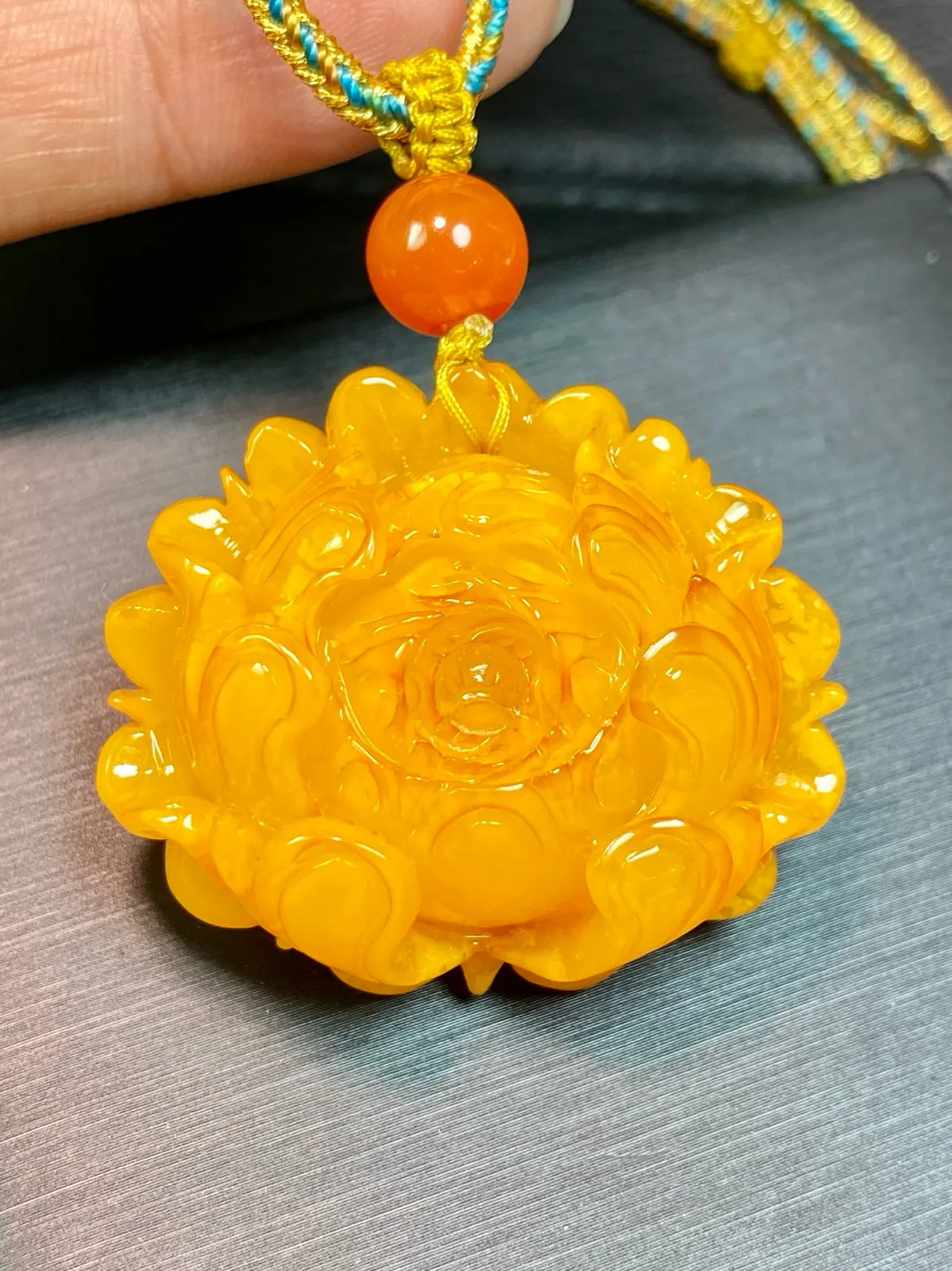 天然蜜蜡 鸡油黄老蜜蜡 牡丹花 花开富贵吊坠～尺寸:36.3×41.8×16.5mm左右 吊坠重：1