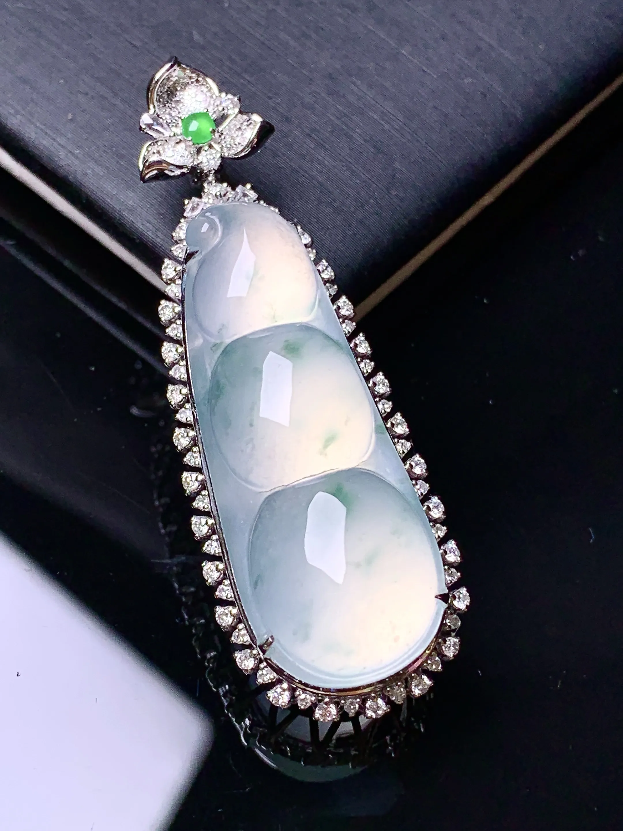 18k金钻镶嵌冰种四季豆吊坠 玉质细腻 色泽艳丽清新 整体尺寸45*15.5*10.6