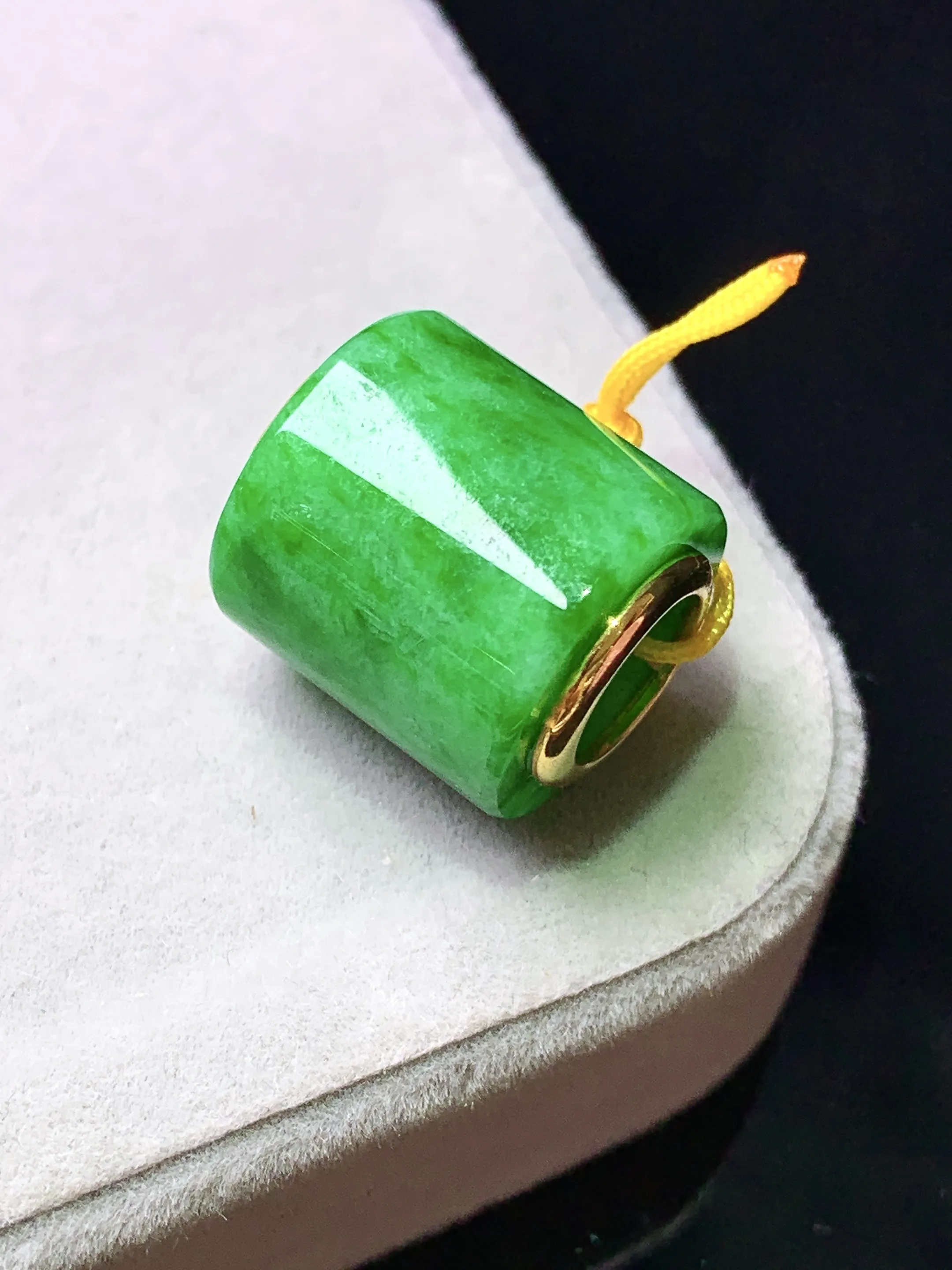 18k金镶嵌翠绿路路通吊坠 玉质细腻 色泽艳丽清新 整体尺寸14.2*13.3