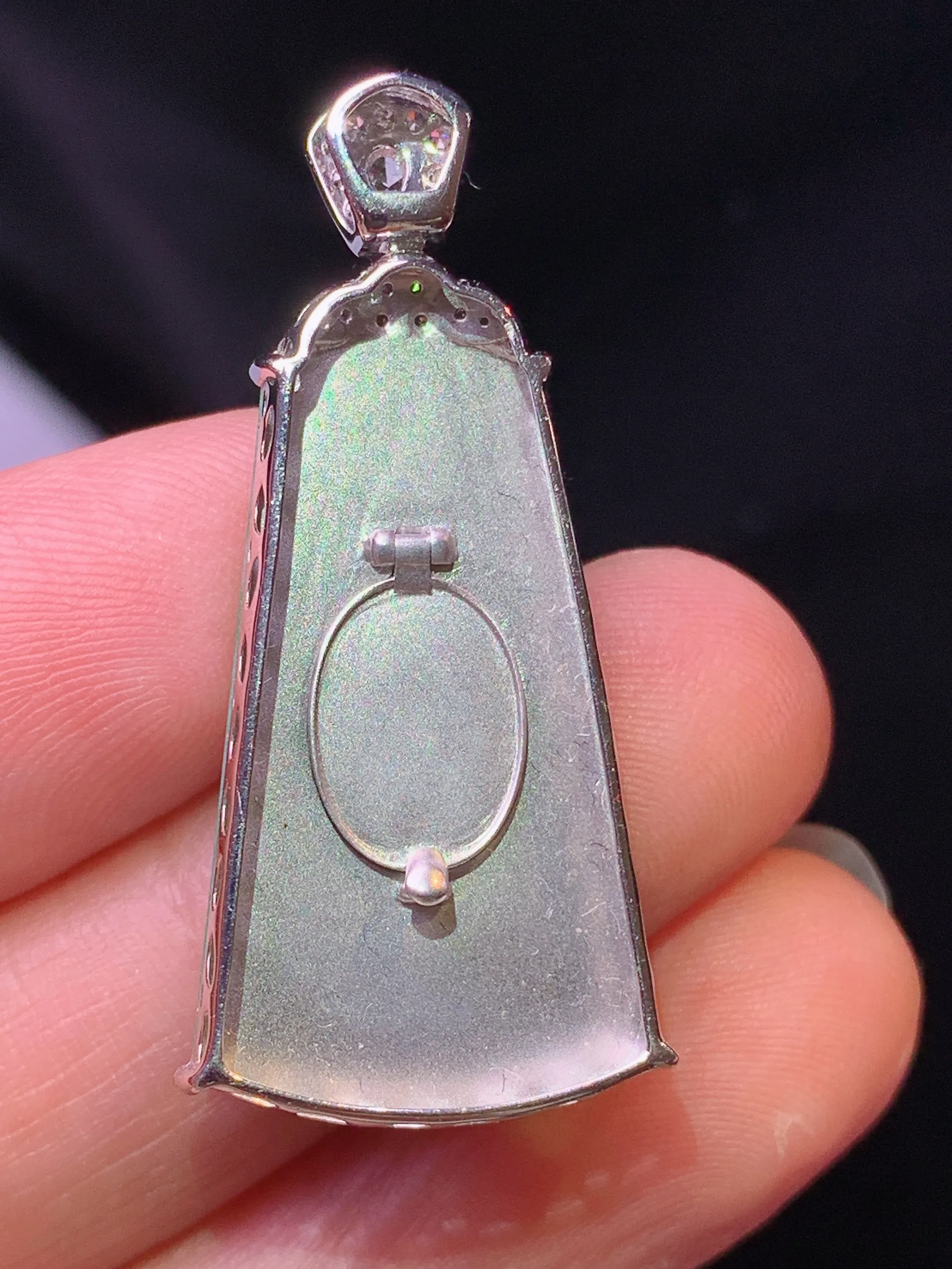 18k金钻镶嵌翠绿无事牌吊坠 玉质细腻 色泽艳丽清新 整体尺寸36.2*16.5*5