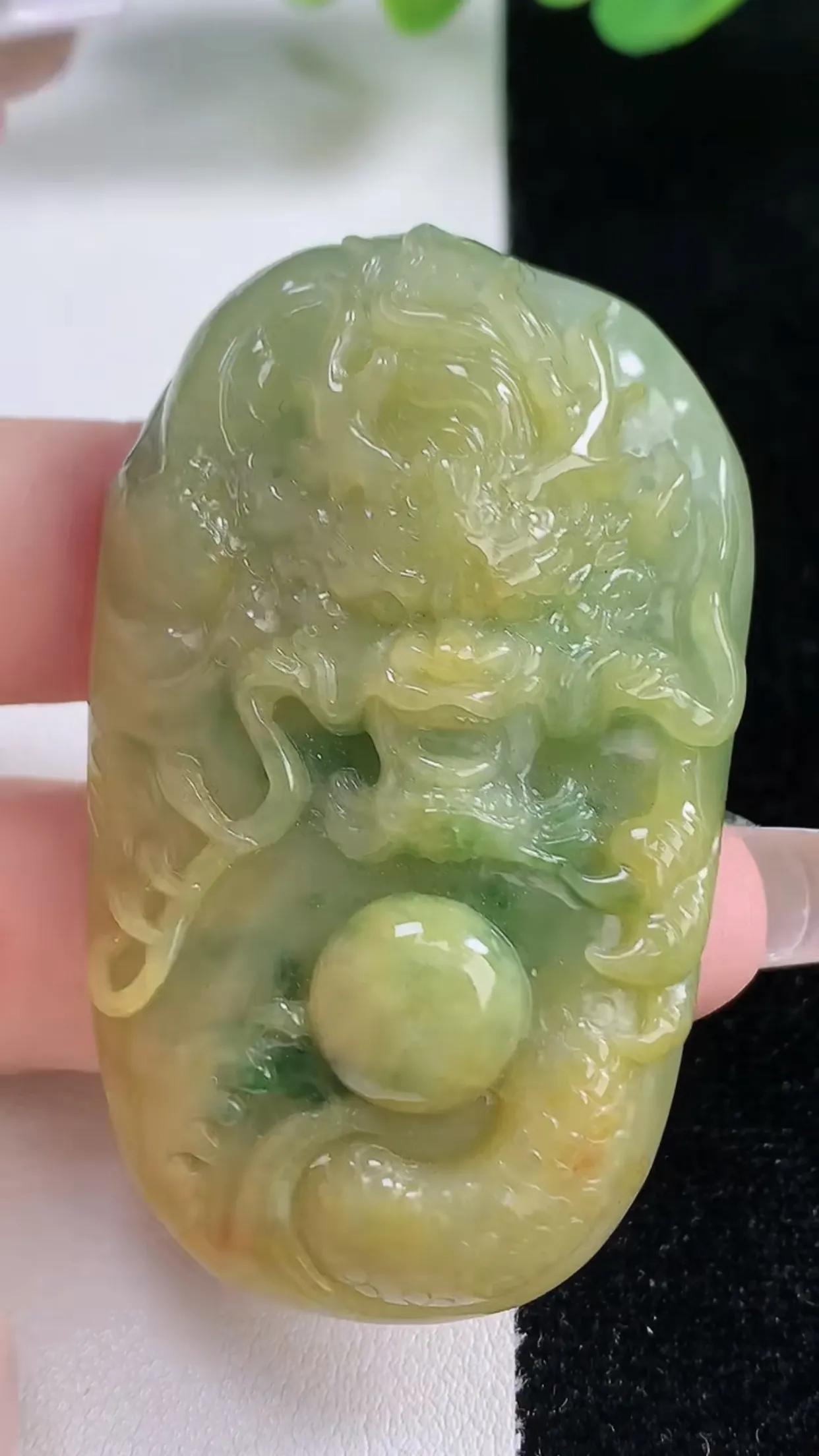 天然翡翠a货 老坑料起胶冰润 双彩黄加绿霸气龙牌吊坠，尺寸55-34.7-13.8mm  y 41.