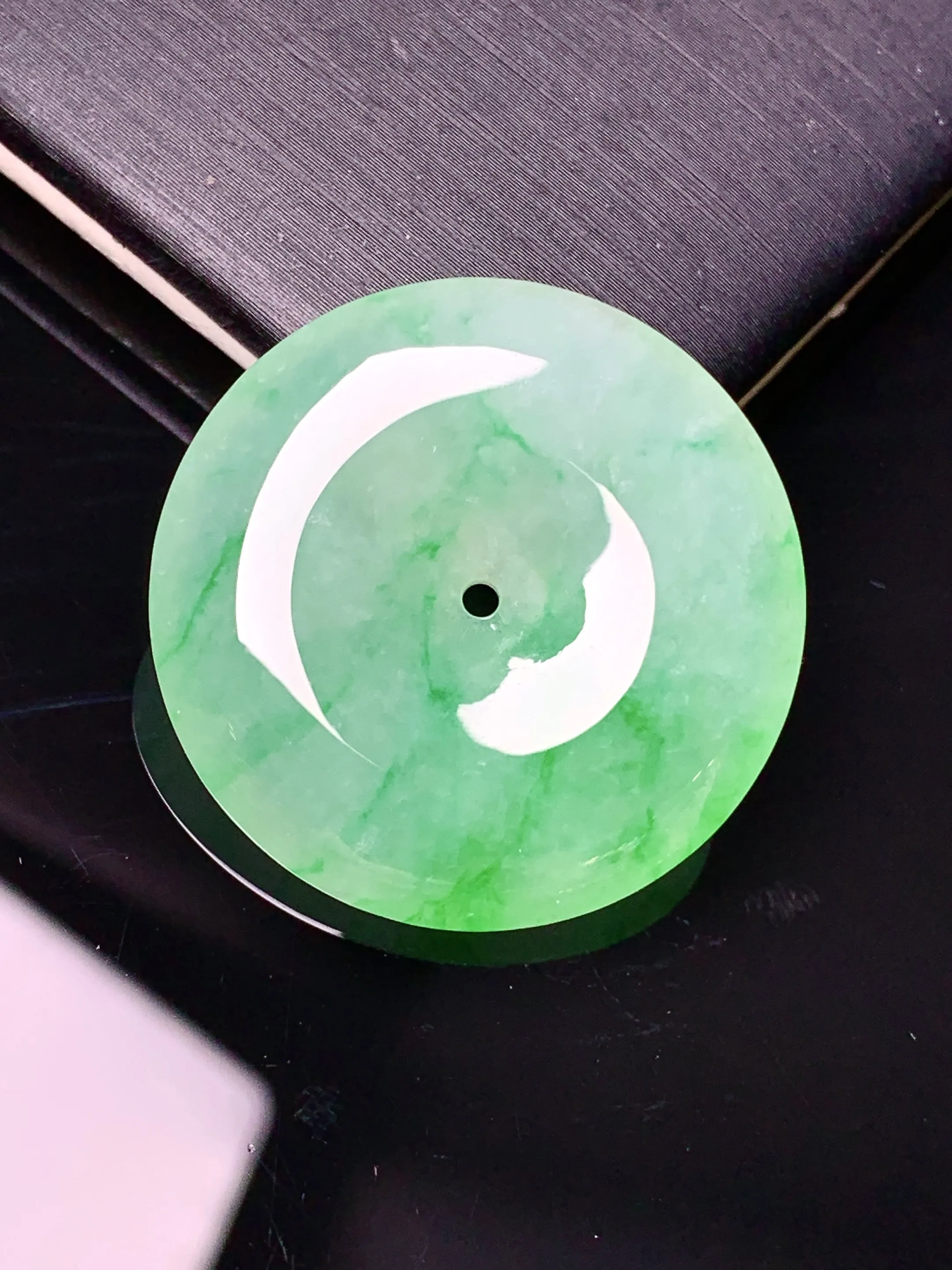 翠绿平安扣吊坠 玉质细腻 色泽艳丽清新 整体尺寸27.7*6.2