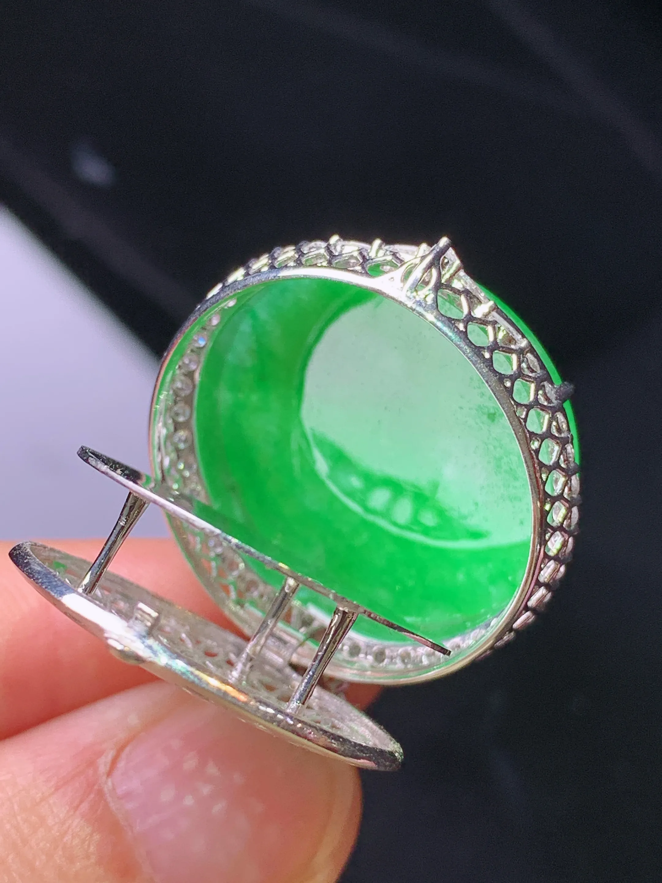 18k金钻镶嵌满绿圆牌吊坠 玉质细腻 色泽艳丽清新 整体尺寸34.5*25.8*9.7