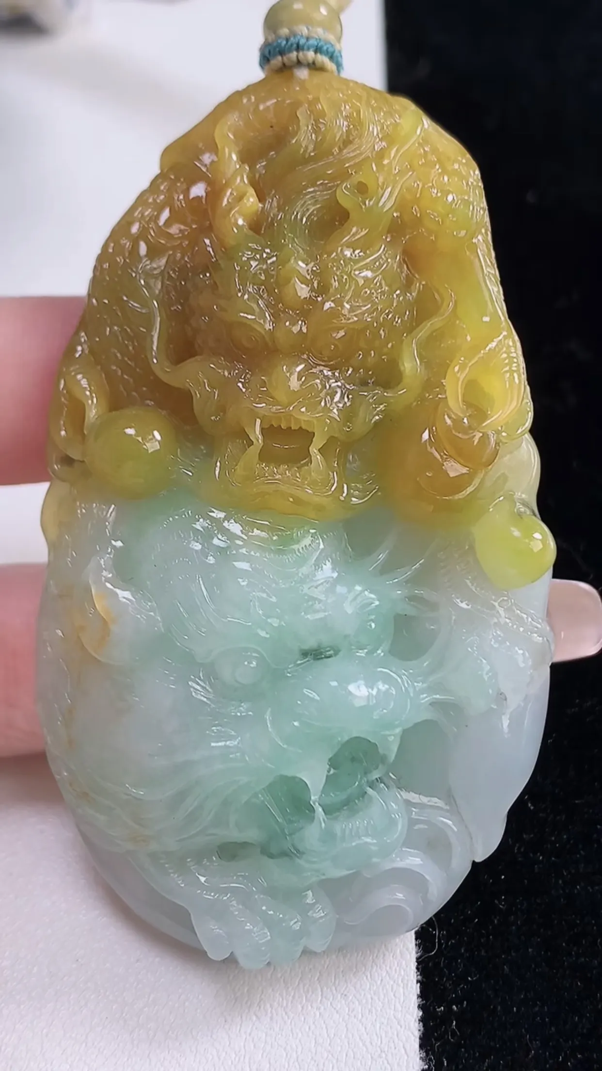 缅甸天然翡翠a货 老坑料起胶冰润 双彩黄加绿龙虎牌吊坠，尺寸71-41.3-12.2mm  y 63.24