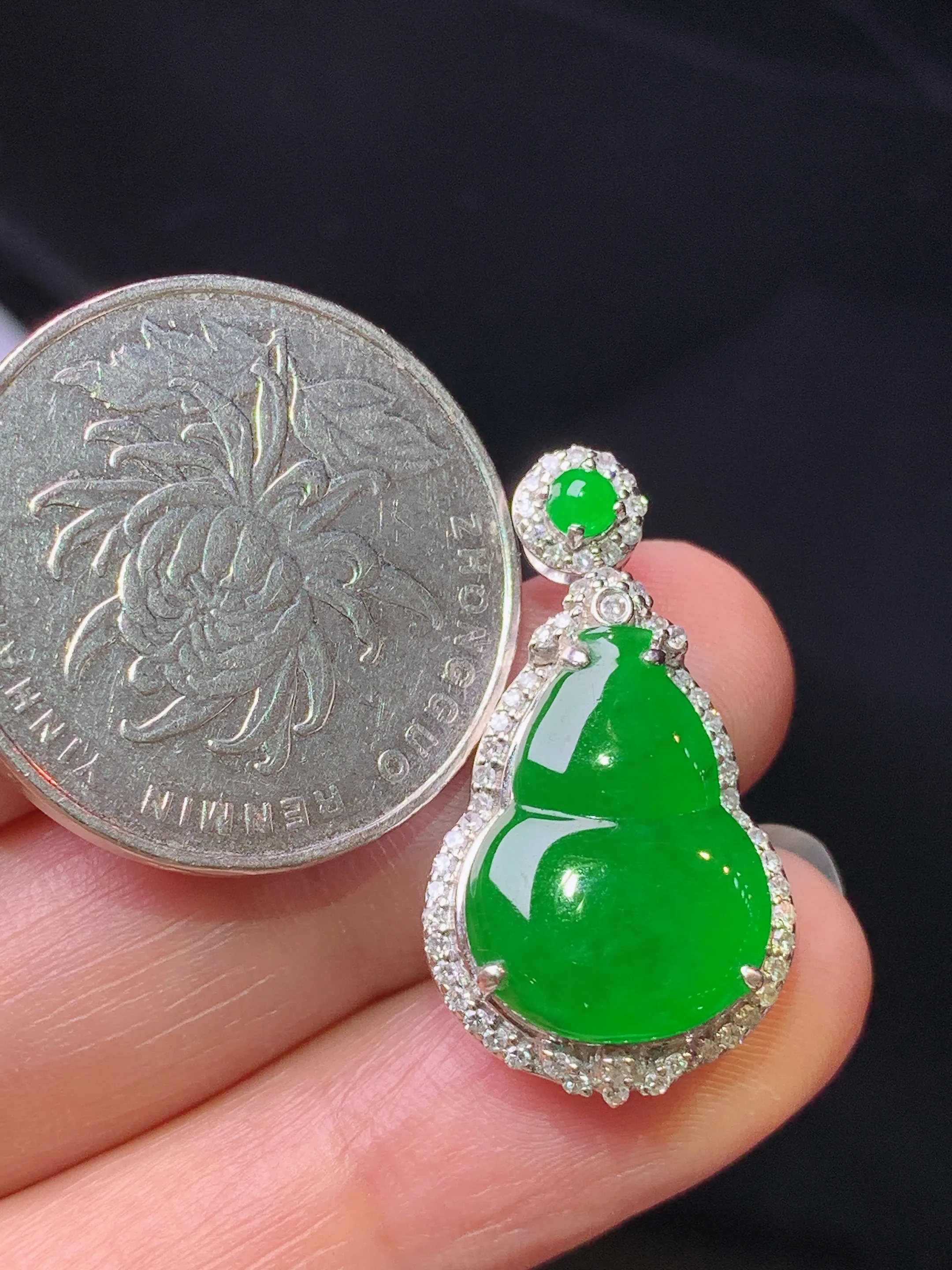 18k金钻镶嵌满绿葫芦吊坠 玉质细腻 色泽艳丽清新 整体尺寸27.6*15.2*7.3