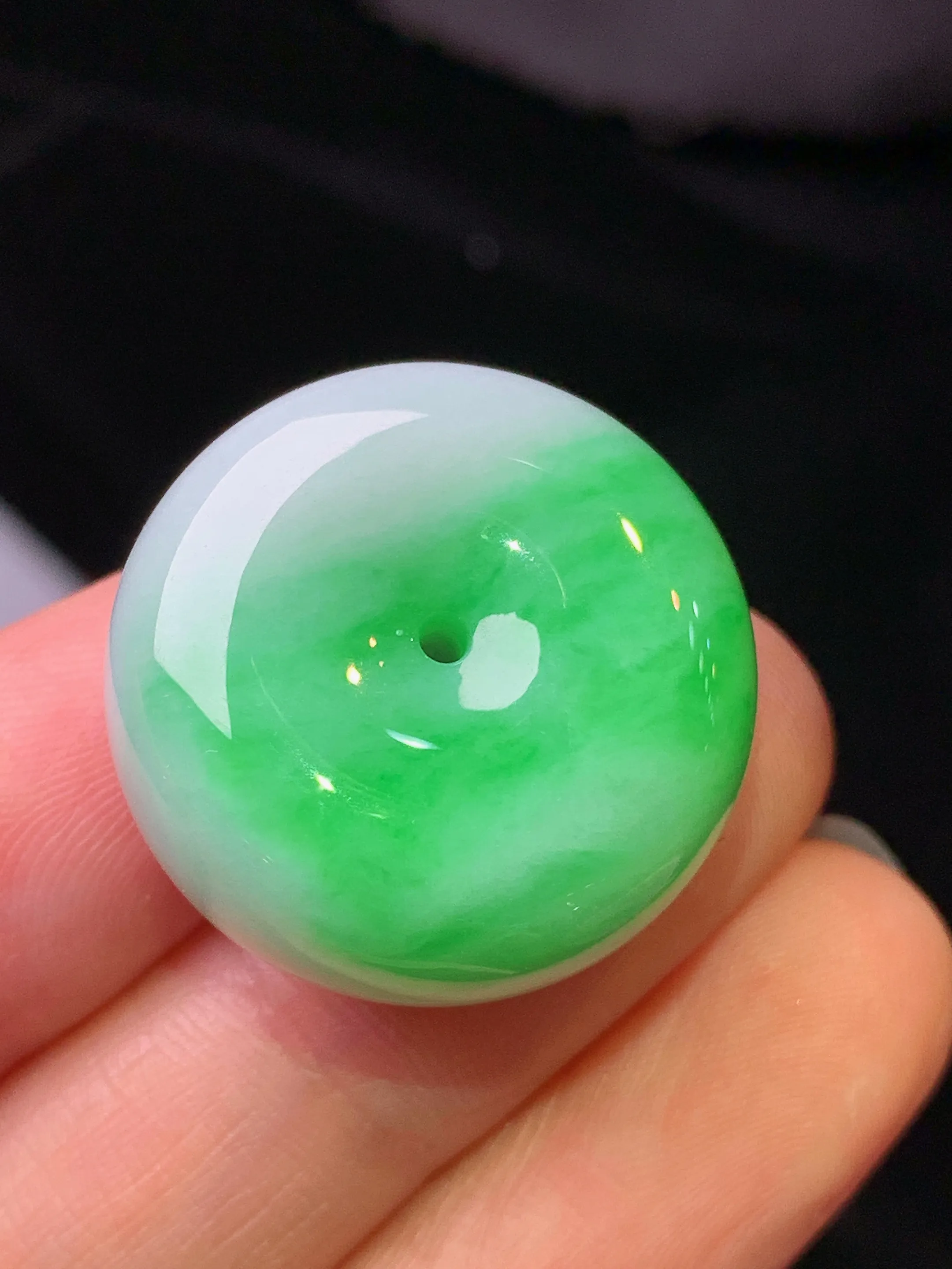 翠绿平安扣吊坠 玉质细腻 色泽艳丽清新 整体尺寸23.2*11.5