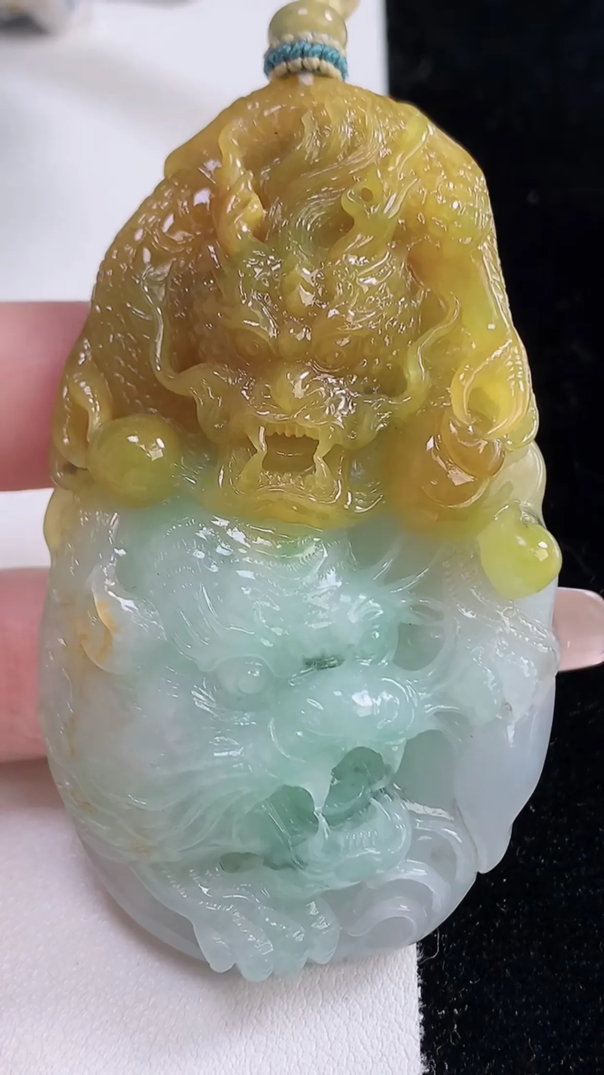 缅甸天然翡翠a货 老坑料起胶冰润 双彩黄加绿龙虎牌吊坠，尺寸71-41.3-12.2mm  y 63.24