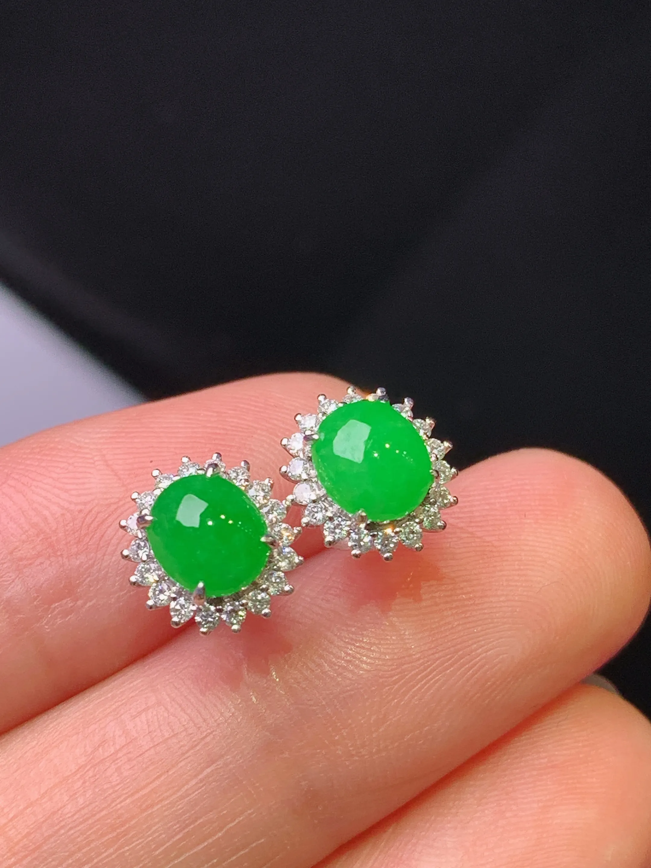18k金钻镶嵌满绿蛋面耳钉 玉质细腻 色泽艳丽清新 整体尺寸9.5*8.8*6