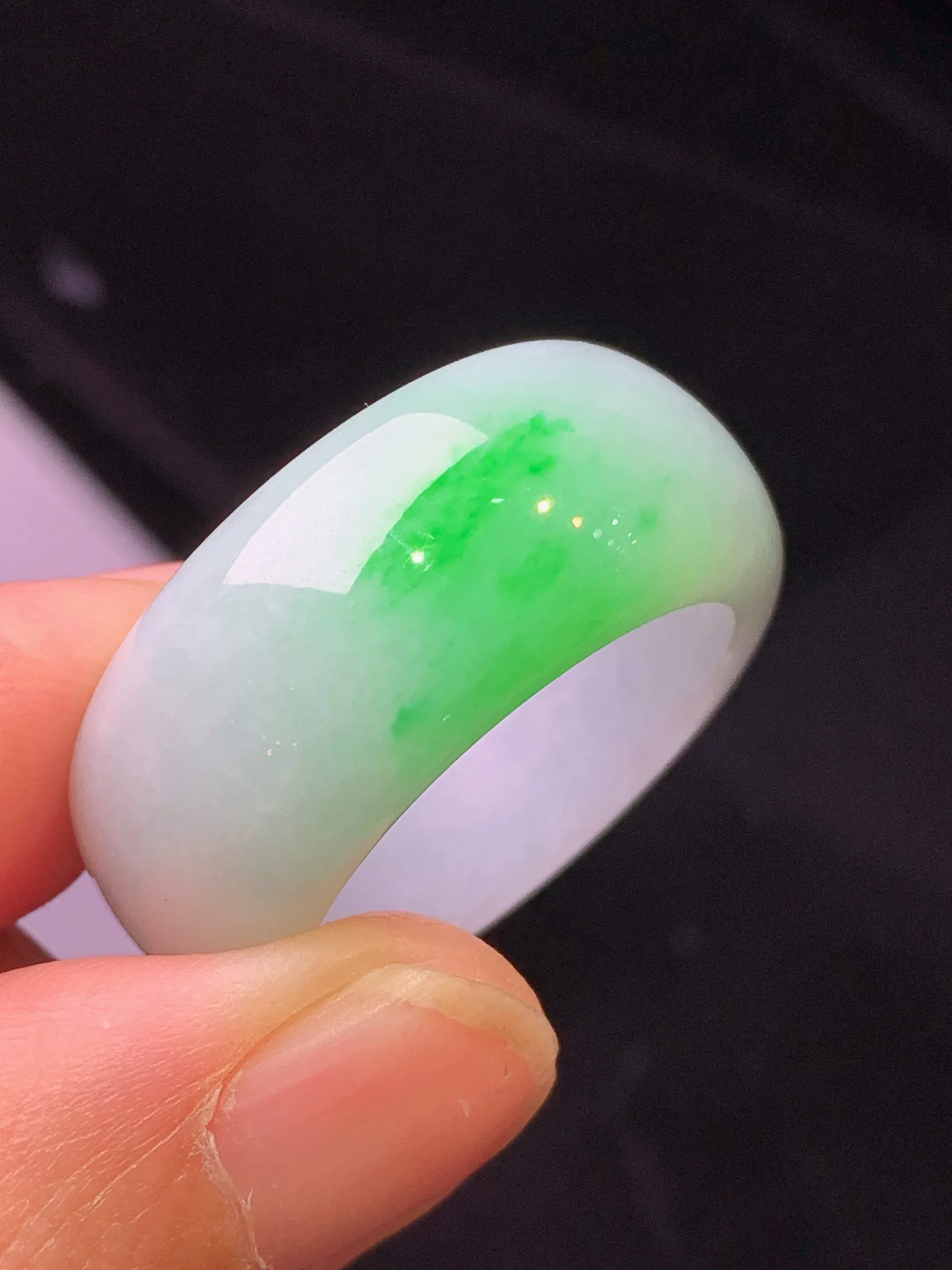 飘绿指环 玉质细腻 色泽艳丽清新 整体尺寸29.5*11.6*4.8 圈口23