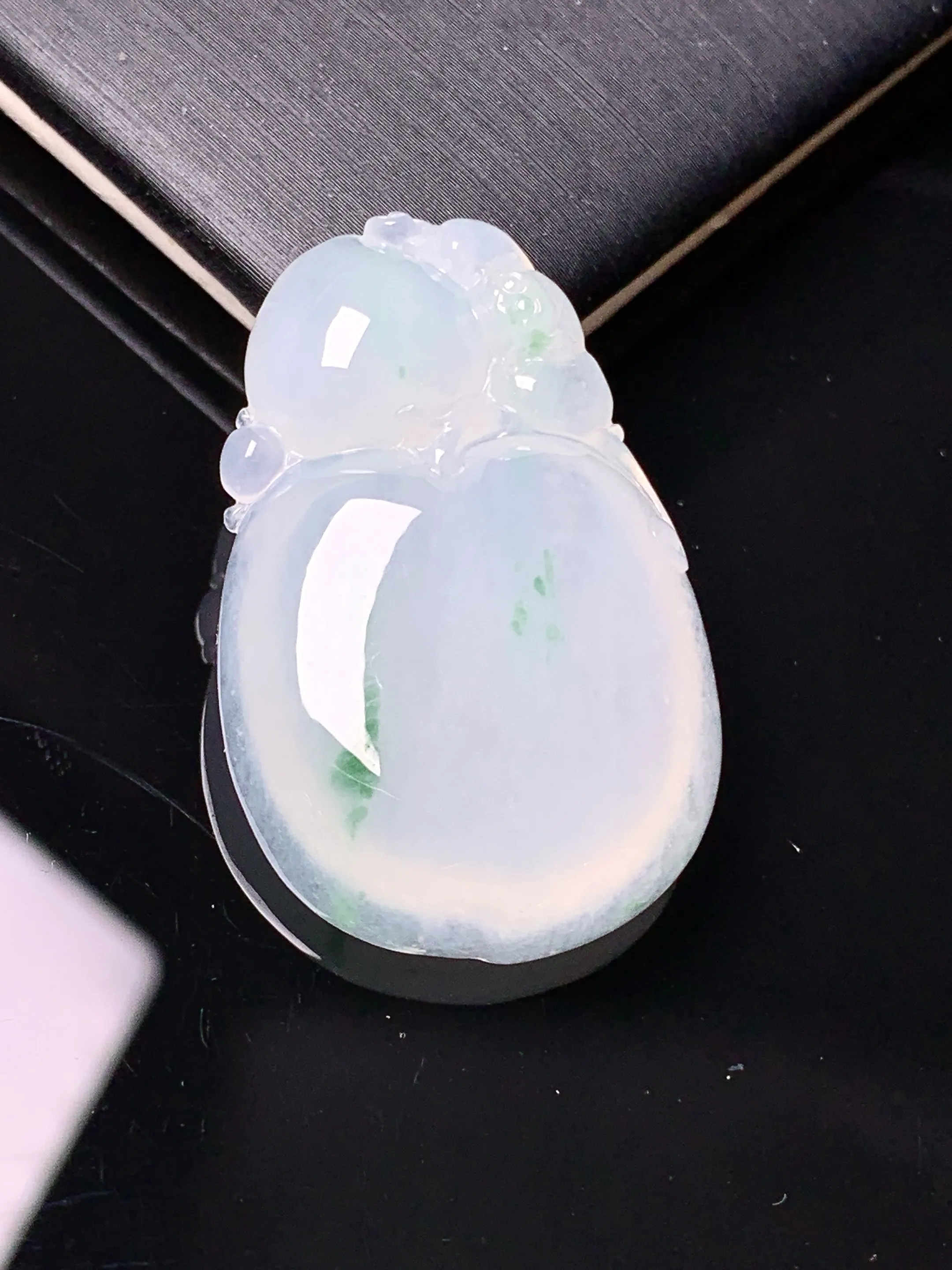 冰种福瓜吊坠 玉质细腻 色泽艳丽清新 整体尺寸34.6*22*6.6