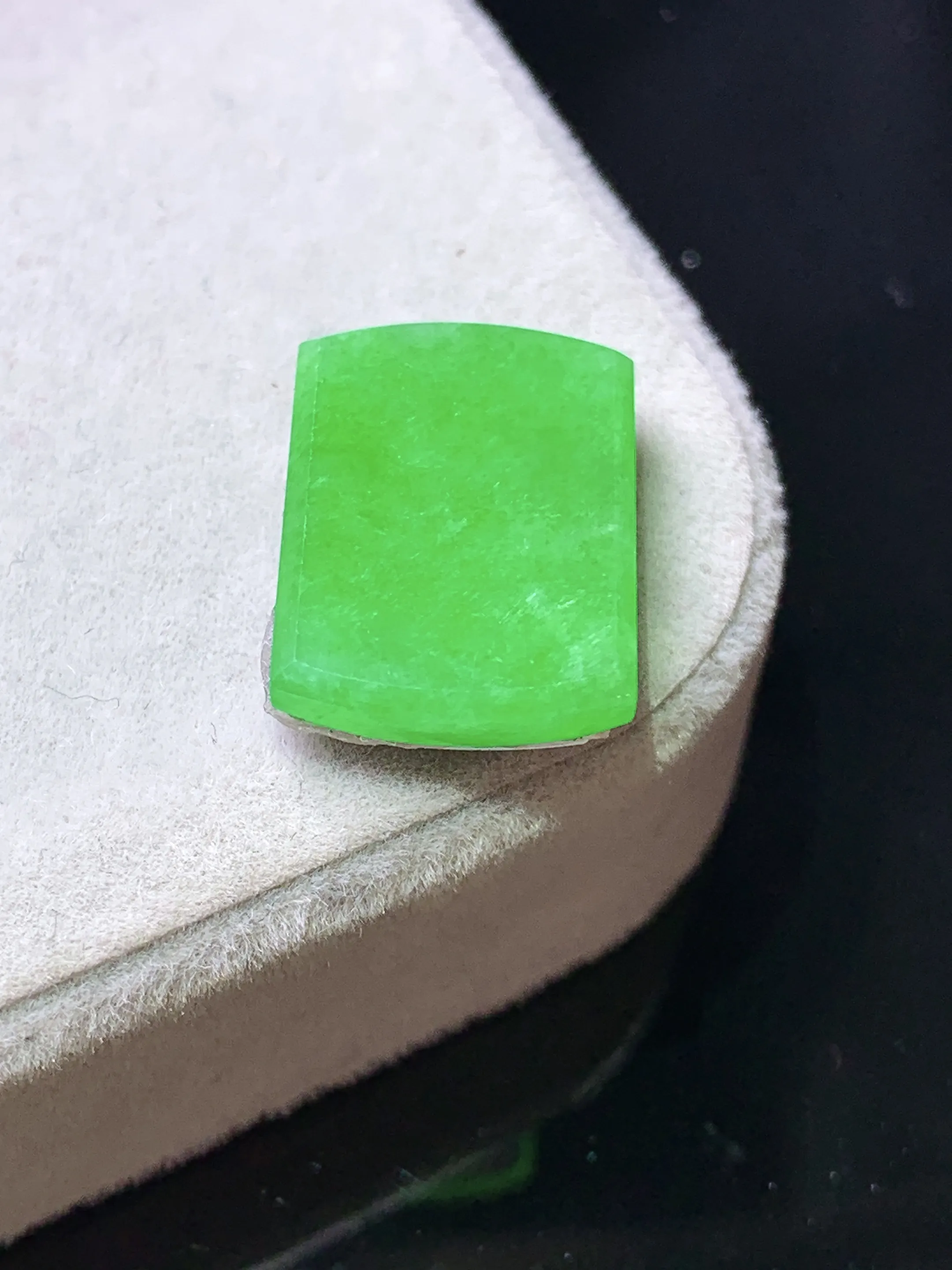 镶嵌款 翠绿无事牌吊坠 玉质细腻 色泽艳丽清新 整体尺寸16.2*11.3*2.3